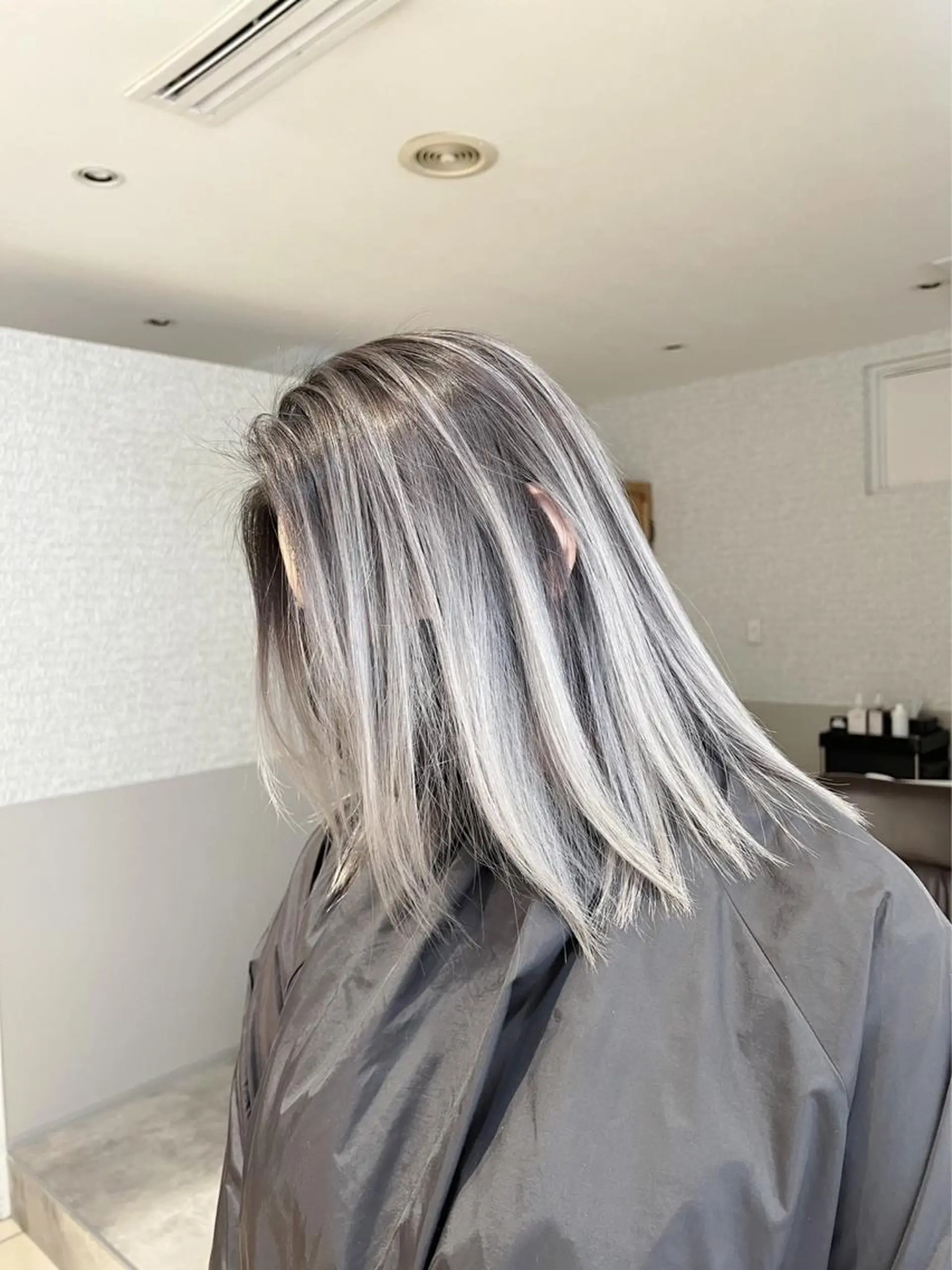 ミディアム カラー バレイヤージュ シルバー ホワイトシルバー レイヤーカット ヘアカラー トリートメント ROBIN所属・指名数No.1 /NAOYAのヘアスタイル