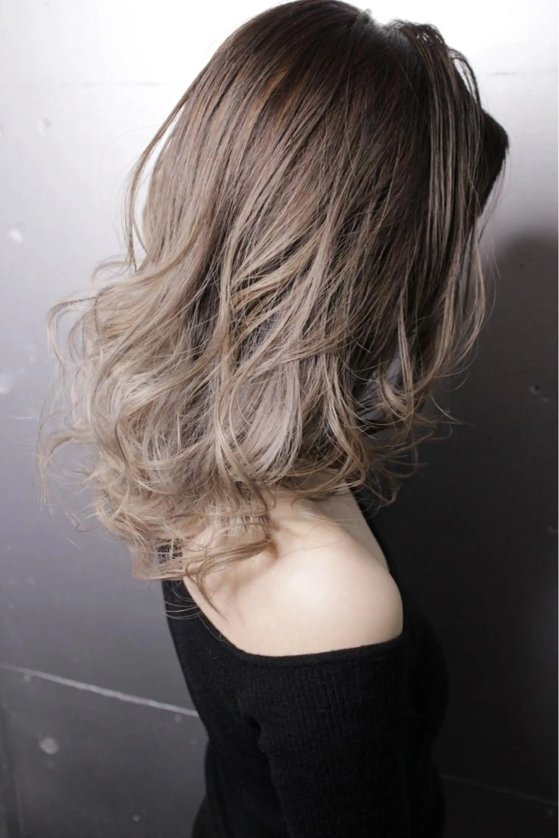 セミロング カラー グラデーションカラー シルバー ヘアカラー トリートメント 吉本 知弘のヘアスタイル