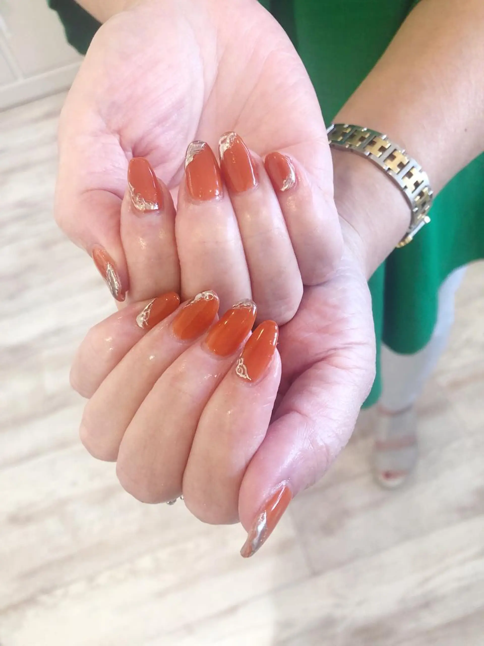 ネイル ゴールド ミラーネイル オレンジ ハンドネイル 【岐阜💅🏻】 オトナ可愛い🤍🪄のネイルデザイン