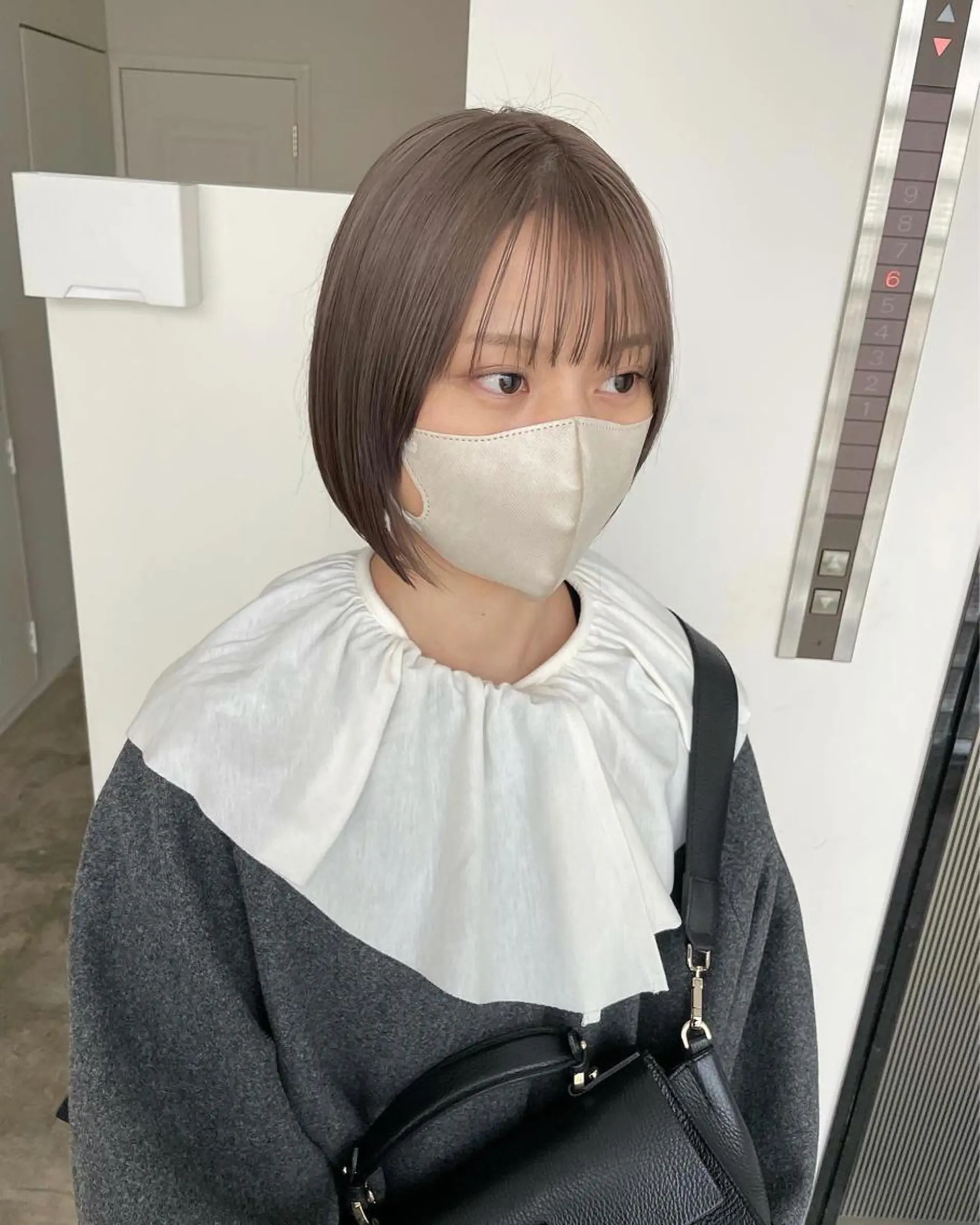 ショート カラー ベージュカラー 透明感カラー/顔周り レイヤー/髪質改善のヘアスタイル