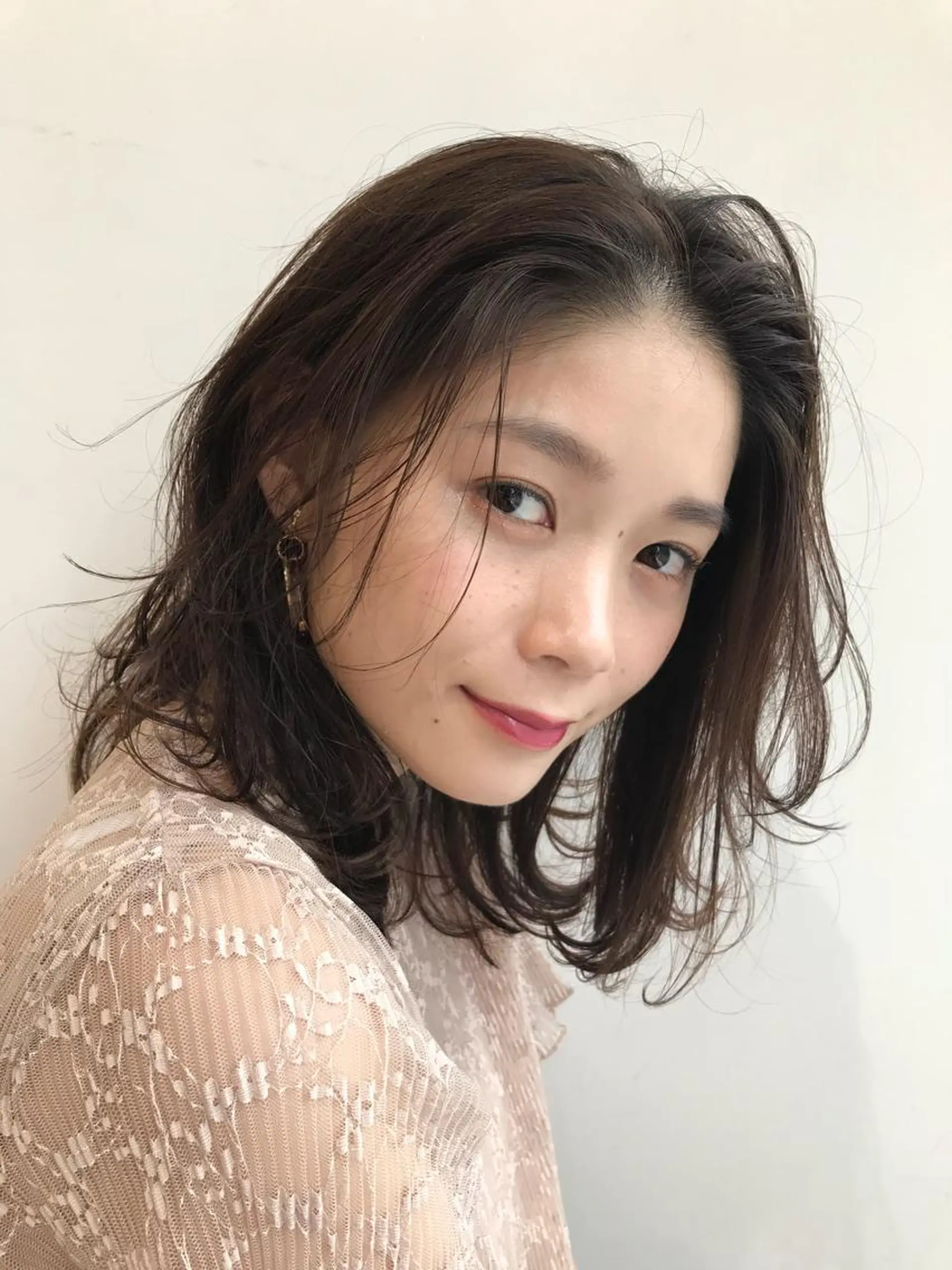 ミディアム カラー ベージュカラー フォギーベージュ 大人可愛いHair ❤︎Ayakoのヘアスタイル