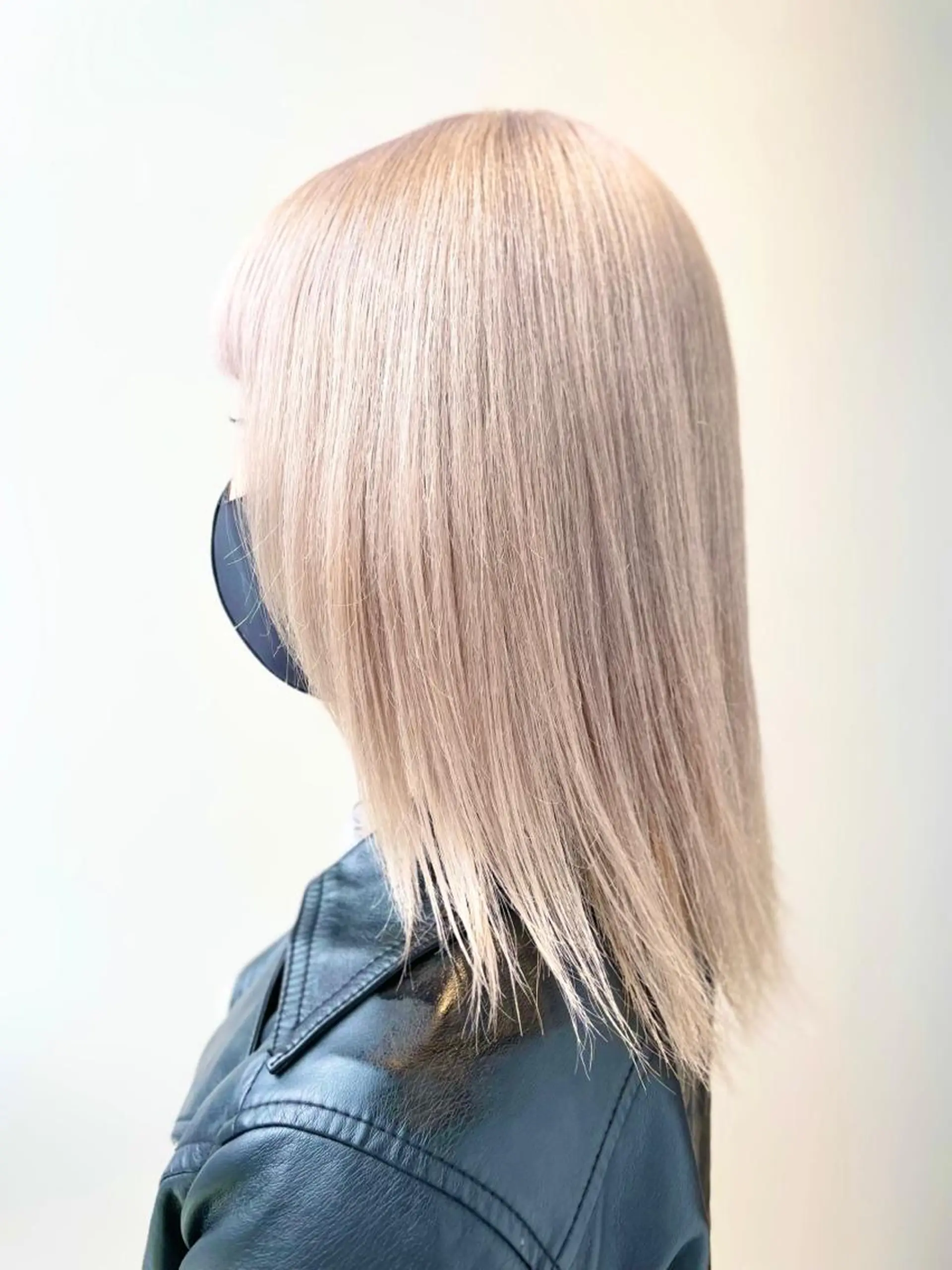 セミロング カラー ベージュカラー ハイトーンカラー ホワイトベージュ ハイトーン×レイヤー ／遠藤将太のヘアスタイル