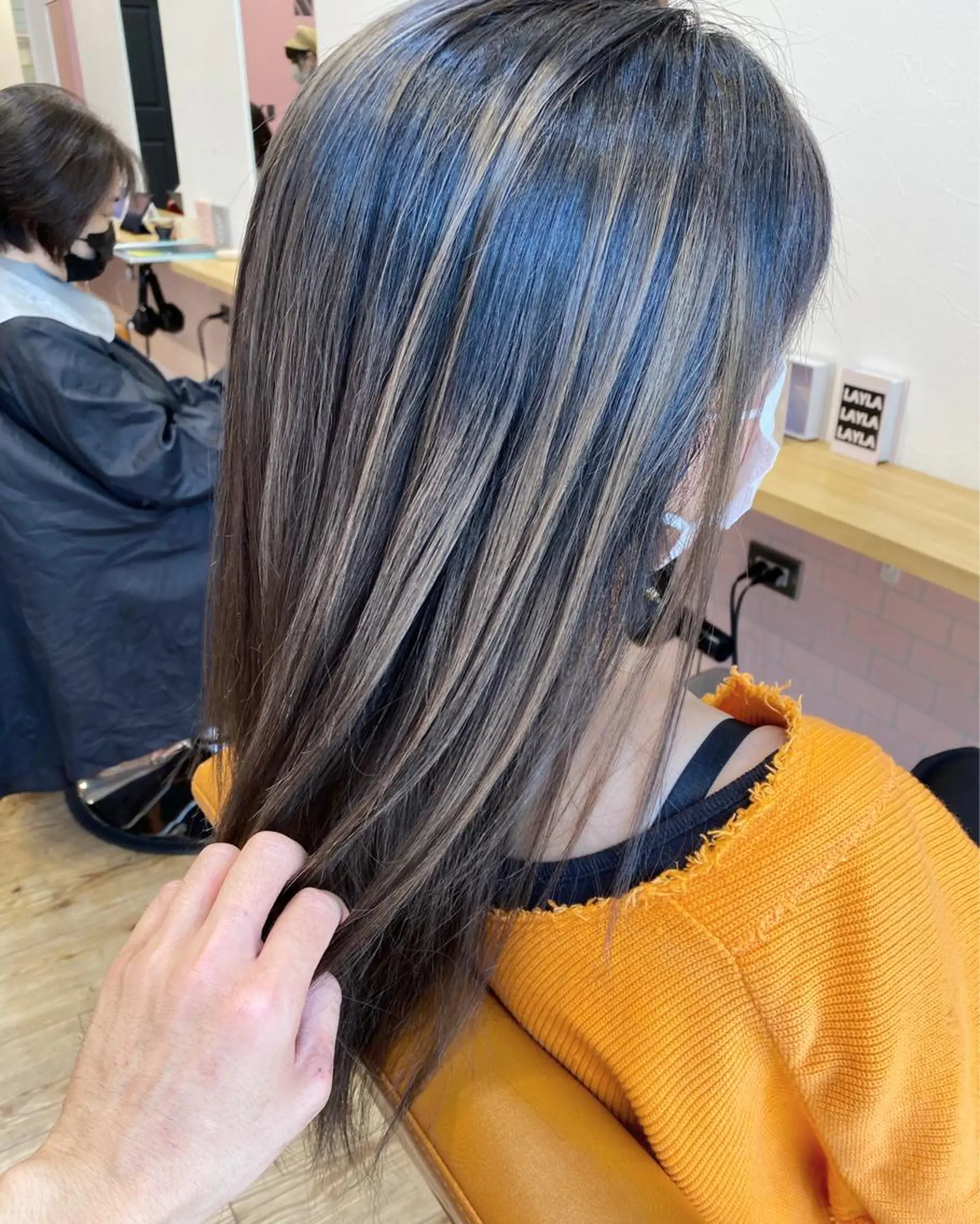 セミロング ハイライト 髪質改善 縮毛矯正 トリートメント 酸熱トリートメント ヘアカラー トリートメント 中川 勝友のヘアスタイル