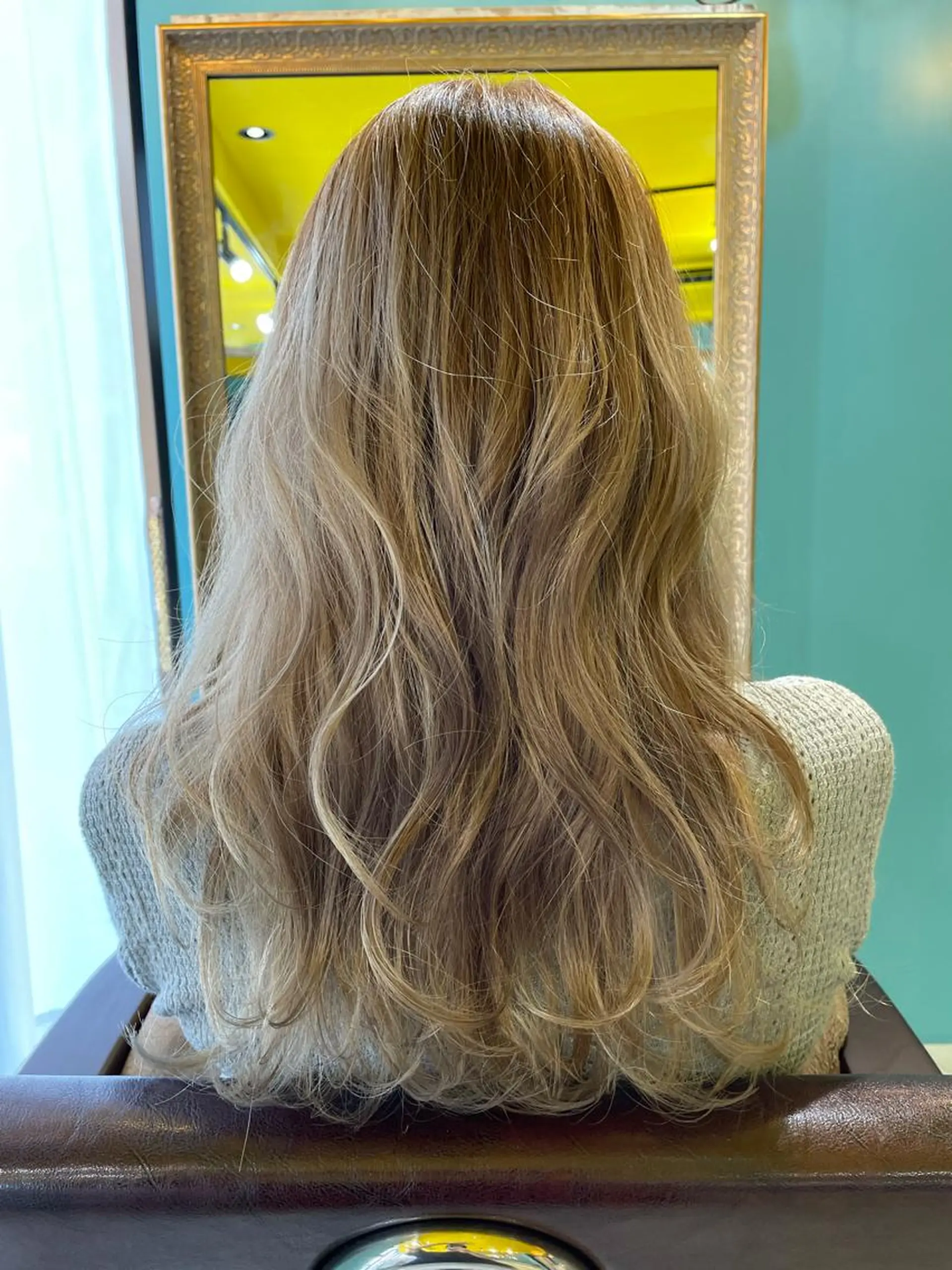 ロング ハイライト レイヤーカット ヘアカラー トリートメント 末石 智のヘアスタイル