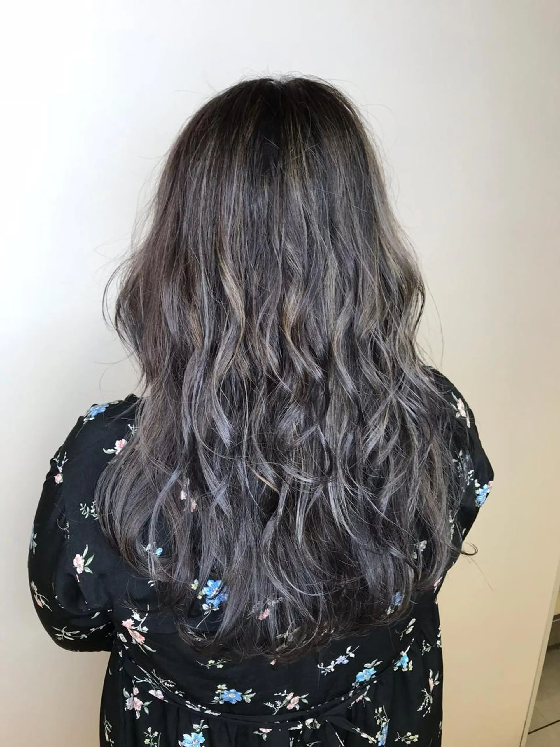 ロング カラー ブリーチ ハイライトカラー イルミナカラー ハイライト トリートメント ヘアカラー トリートメント Miru by INCE HAIRのヘアスタイル