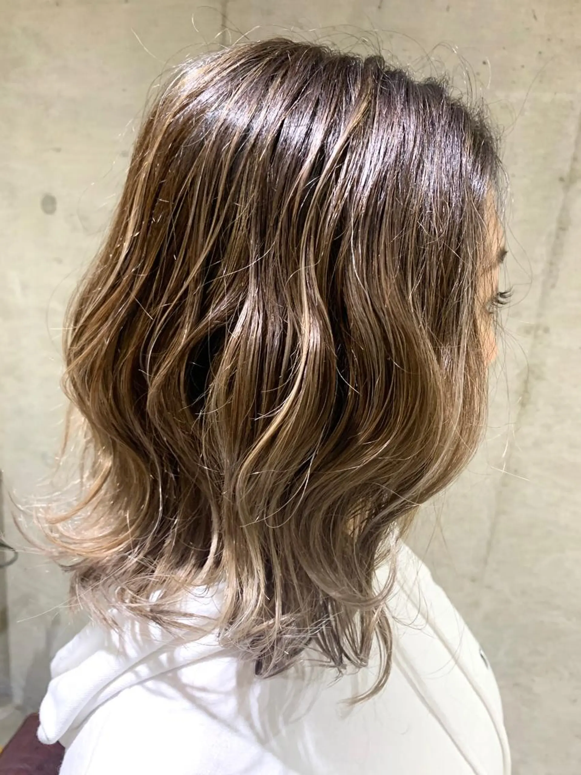 ミディアム カラー ハイライトが 得意なニキです😊のヘアスタイル