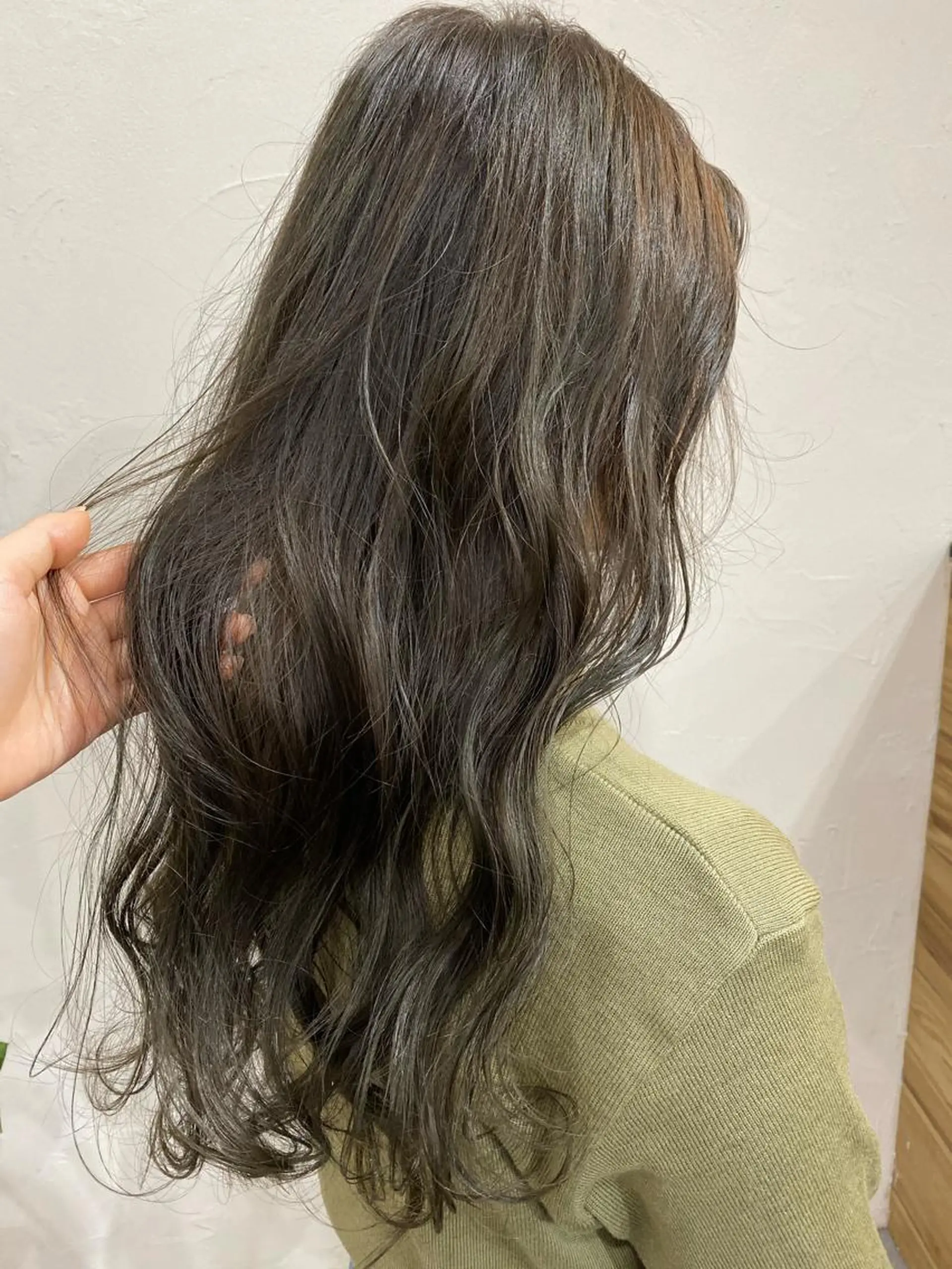 ロング カラー ヘアアレンジ アッシュ ベージュカラー 透明感カラー ミルクティーベージュ 暗髪カラー🫐パーマ おくだりんかのヘアスタイル