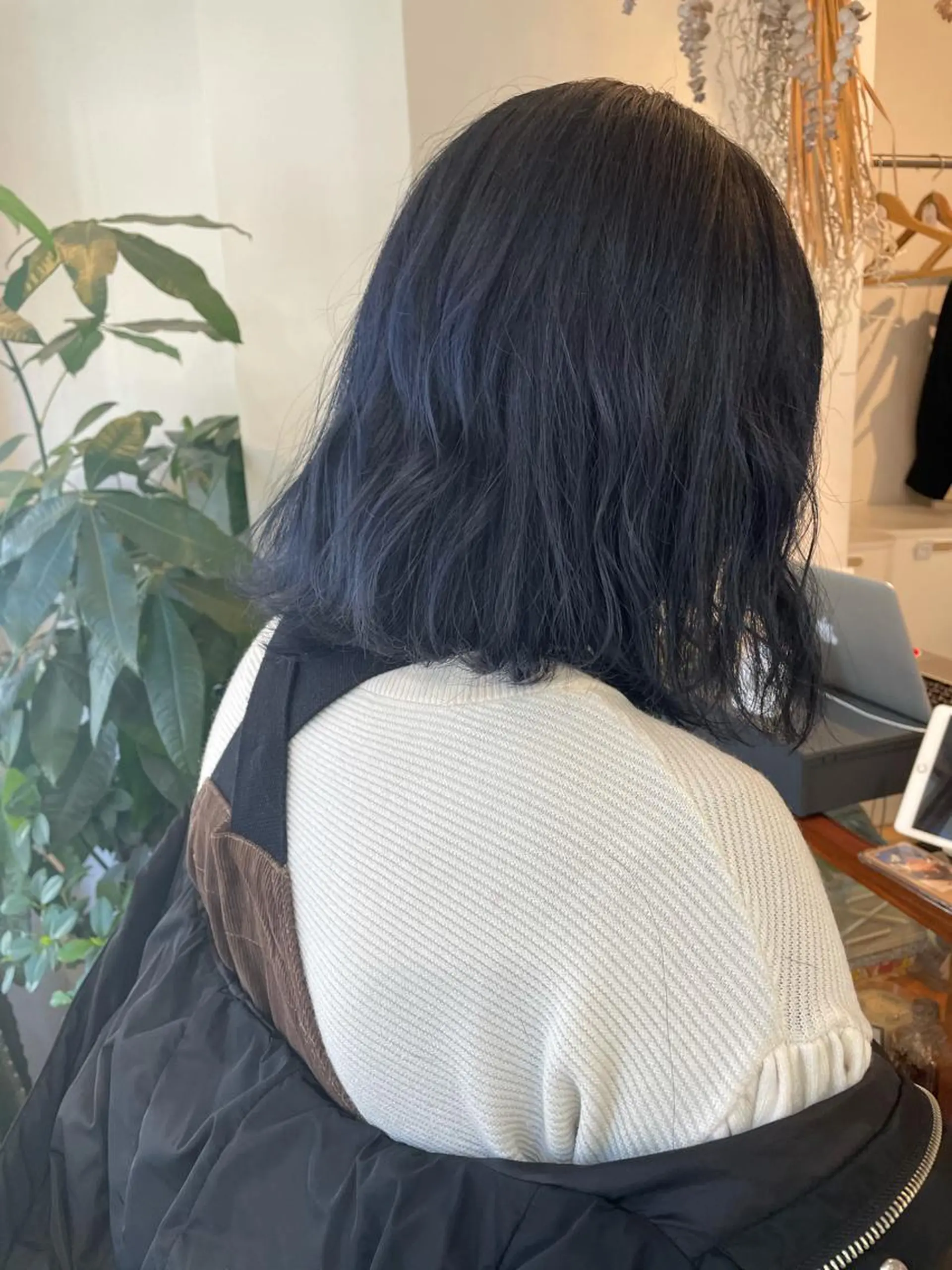 ミディアム カラー 黒髪 ブリーチ ブルーカラー ブルーブラック 外ハネヘア カット ヘアカラー トリートメント 中目黒🌼 🌼ハナのヘアスタイル