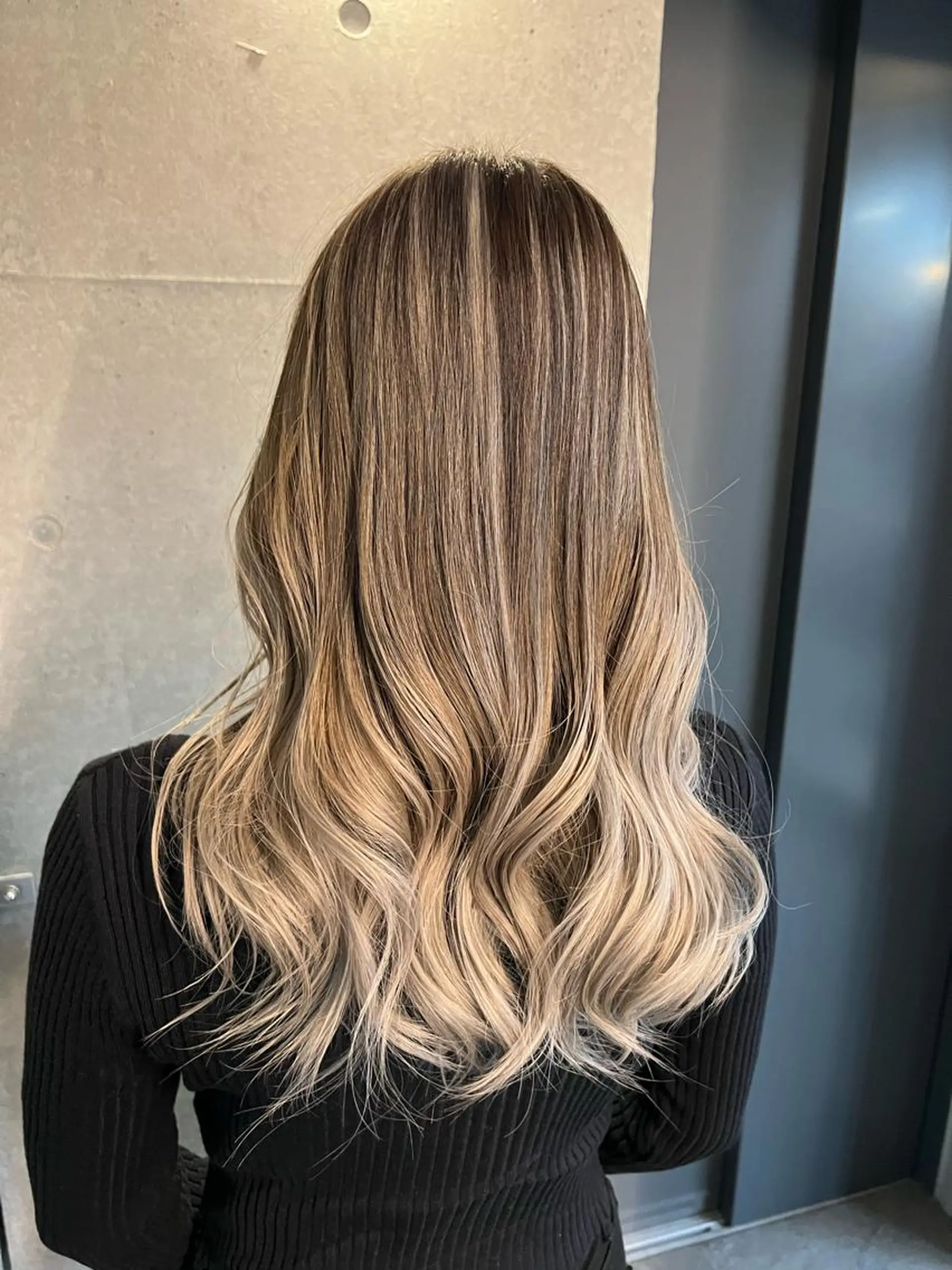 ロング カラー シールエクステ アディクシーカラー アッシュ バレイヤージュ ミストバング ヘアカラー 吉野 瑳桜のヘアスタイル