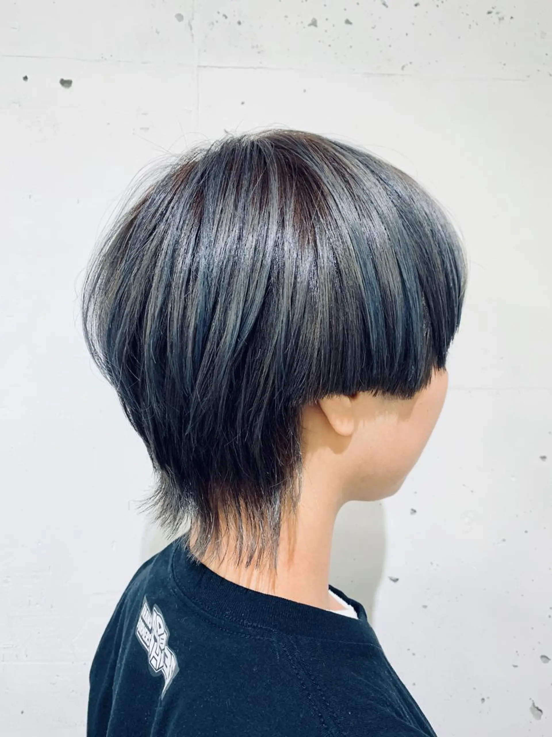 ショート カラー ブリーチ ブルーカラー シルバー 千葉駅徒歩1分✂︎ 宮内のヘアスタイル