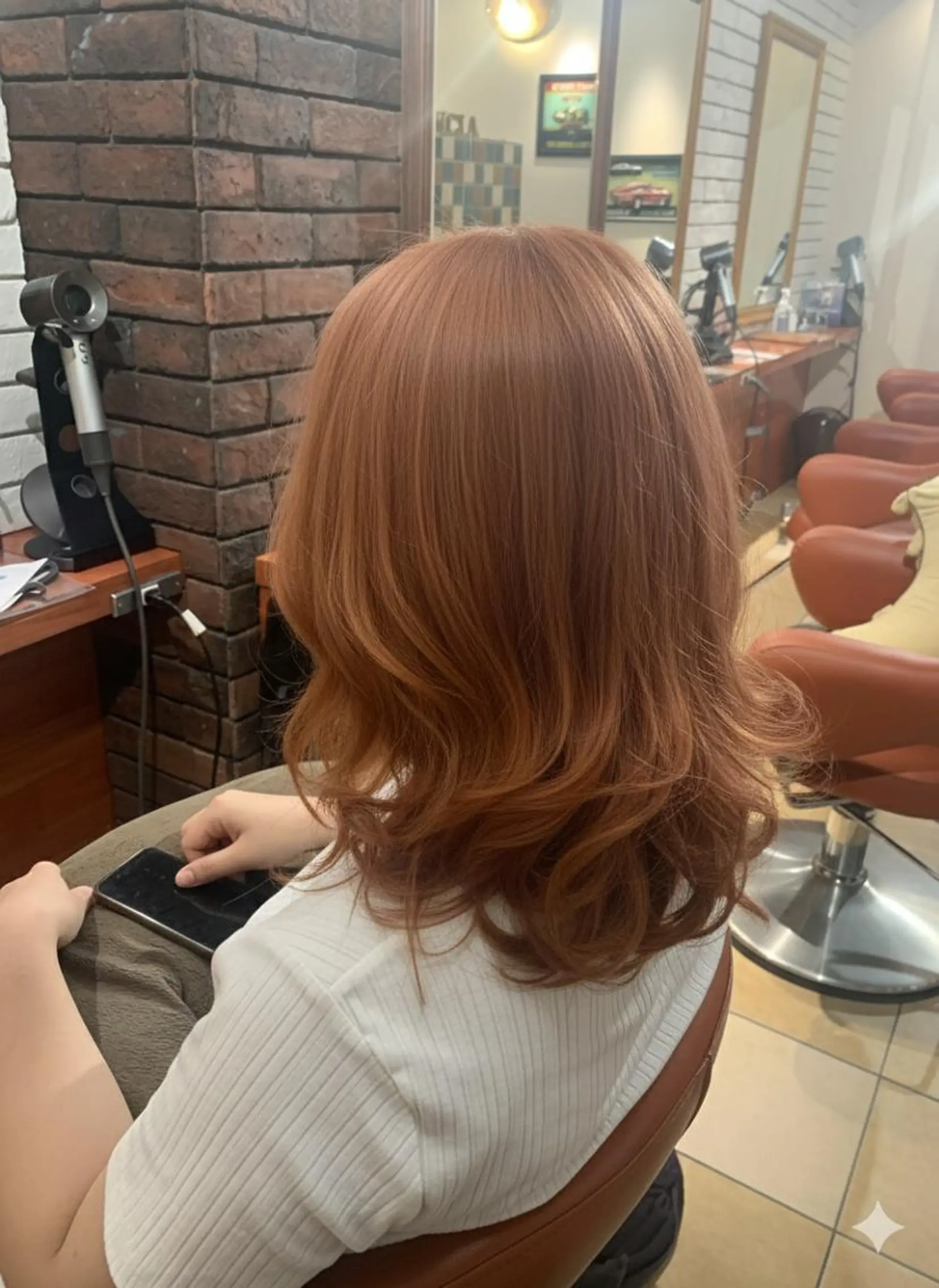 ミディアム レイヤーカット 外ハネヘア カット ヘアカラー トリートメント ヘッドスパ flencia 丸 和博｜カットのヘアスタイル