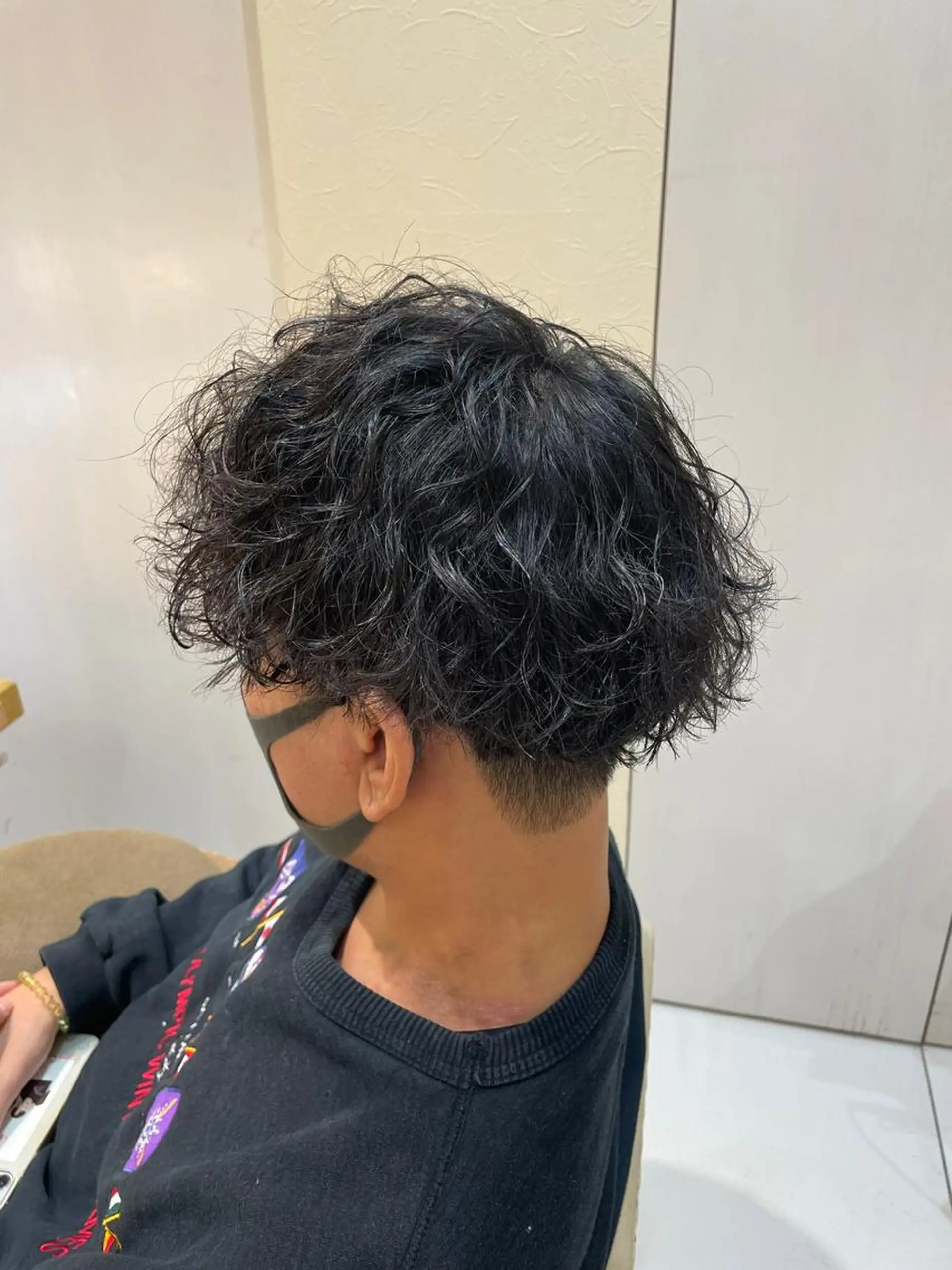 ミディアム パーマ メンズ ミディアムパーマ メンズブリーチ メンズパーマ 波巻きパーマ くせ毛 本厚木|縮毛矯正/ 髪質改善/専門サロンのヘアスタイル