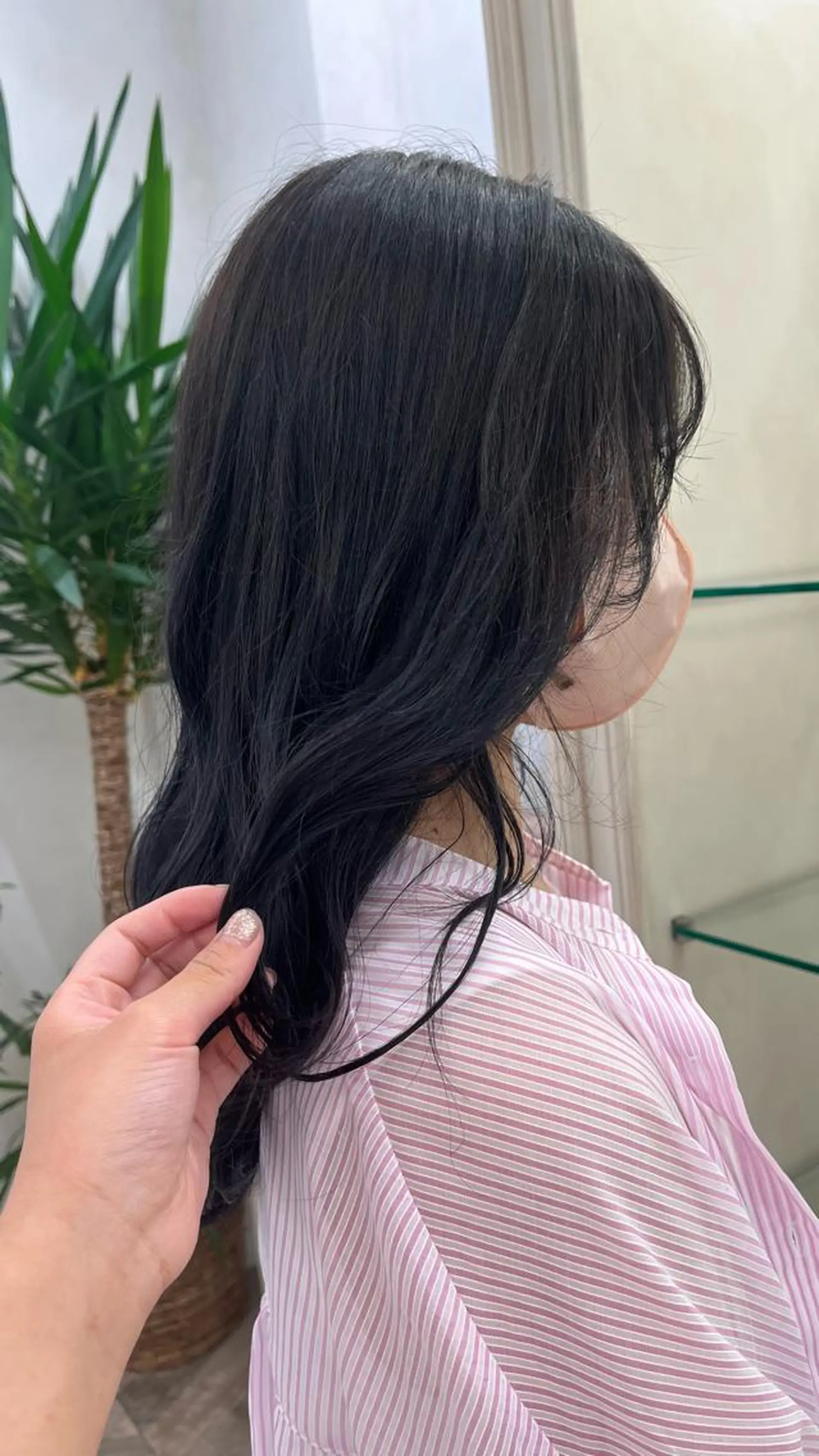 ミディアム カラー 黒髪 𝑴𝑰𝑨🎀赤髪 /ピンク/髪質改善のヘアスタイル