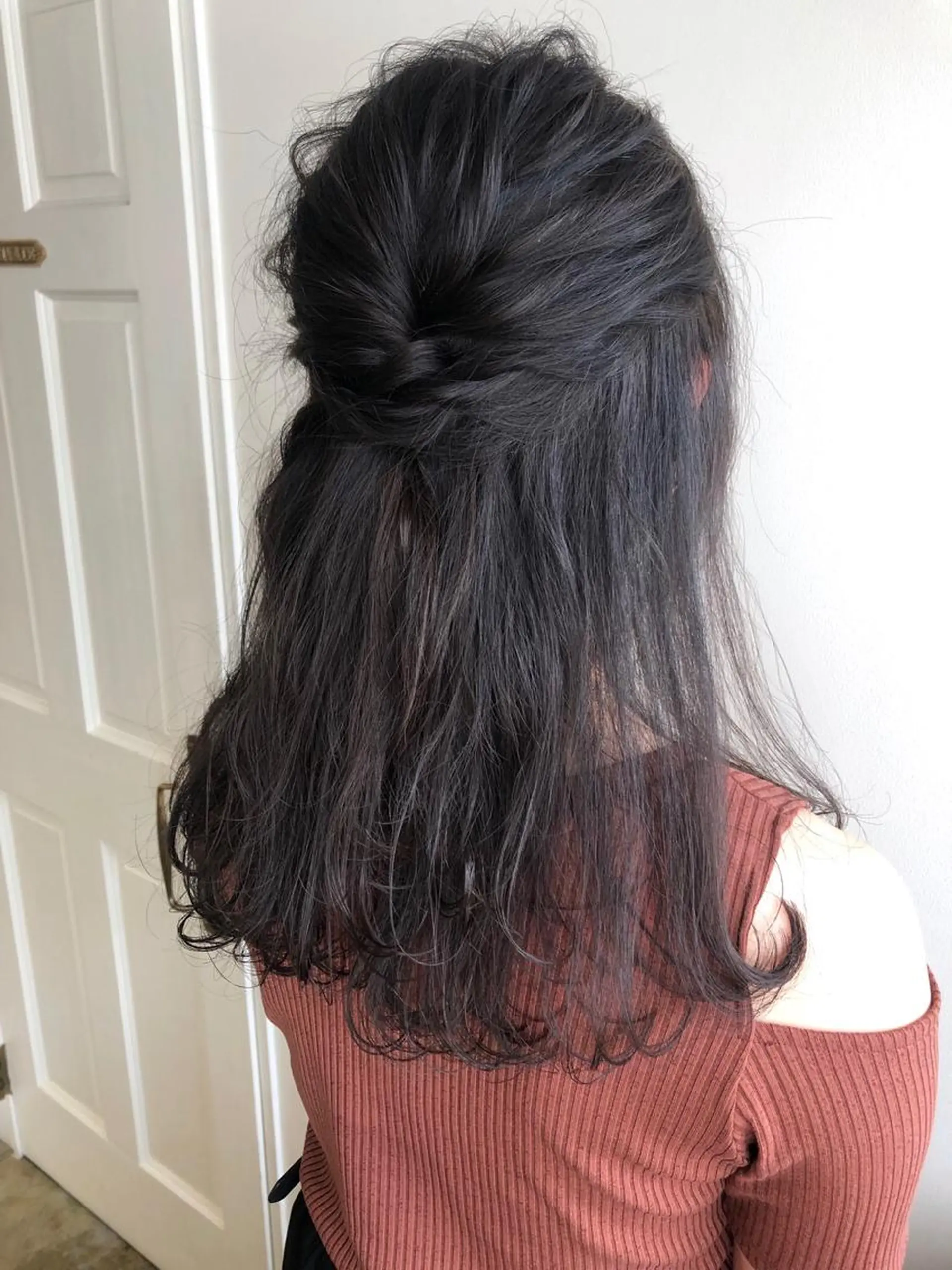 ロング カラー ヘアアレンジ MIOベージュカラー 柔らかいカラーのヘアスタイル