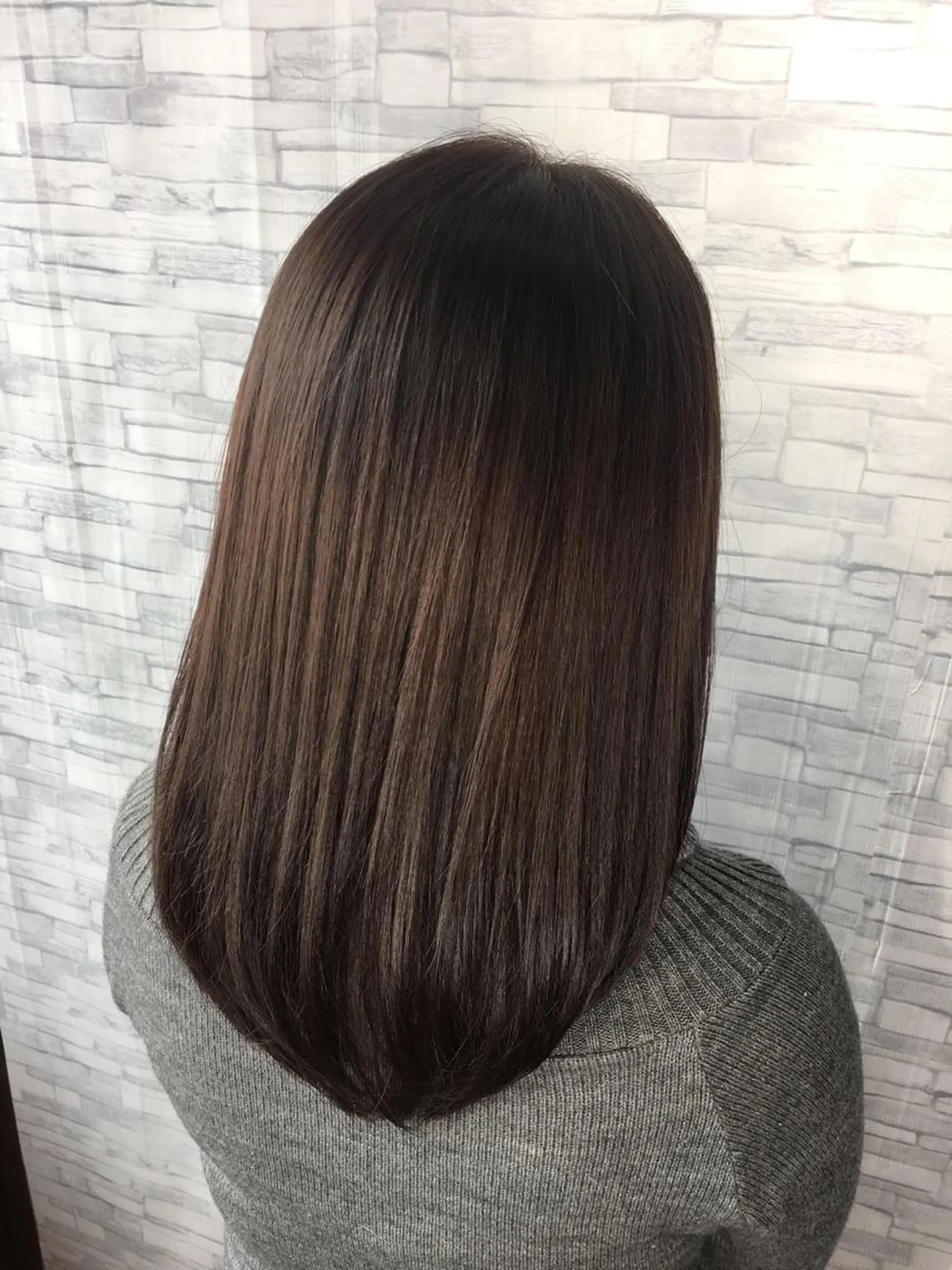 セミロング 足立 磨咲のヘアスタイル