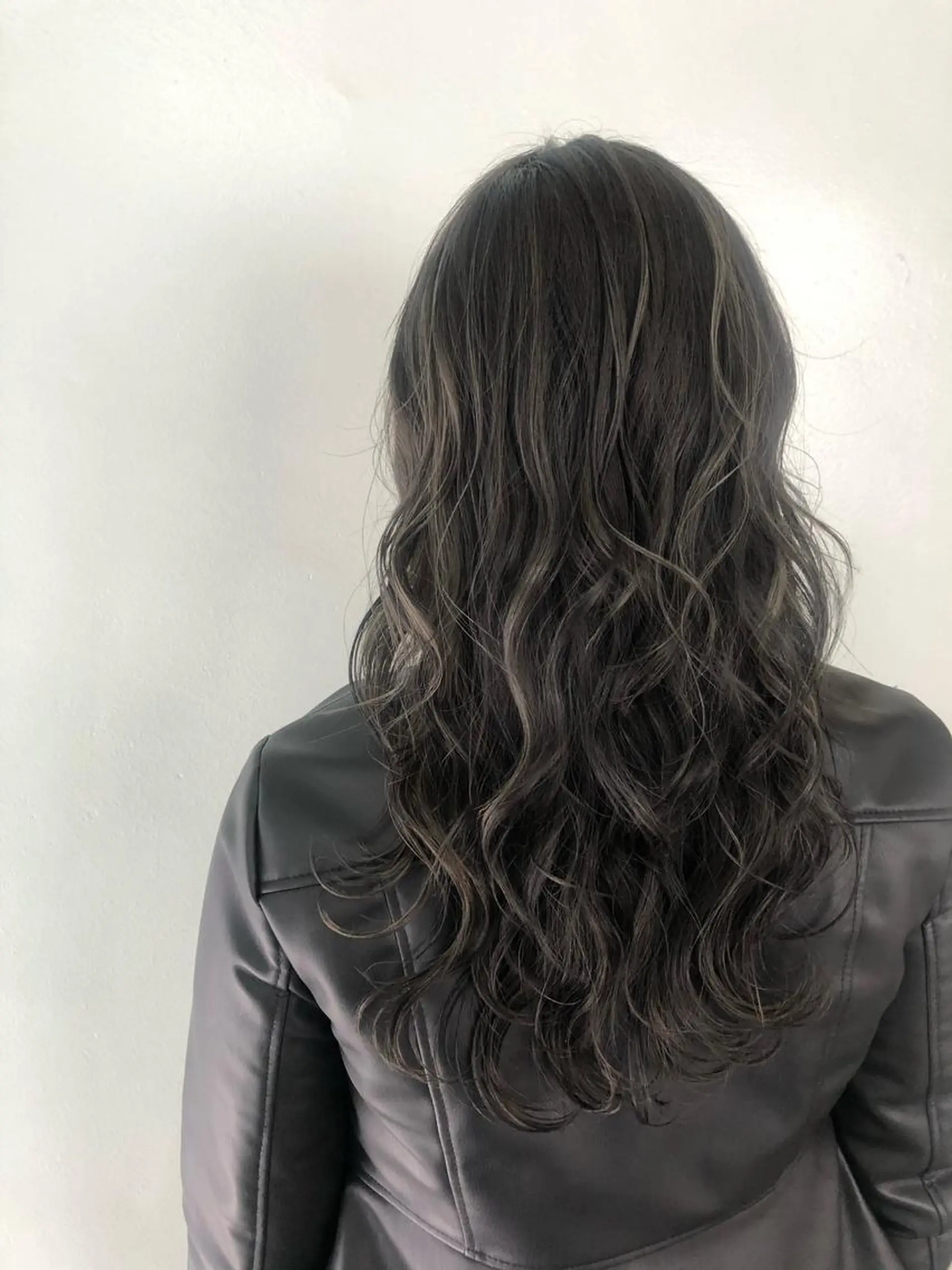 セミロング カラー グレージュ ハイライトカラー ハイライト ベイリコルド　アトリ 店長　宮城一真のヘアスタイル