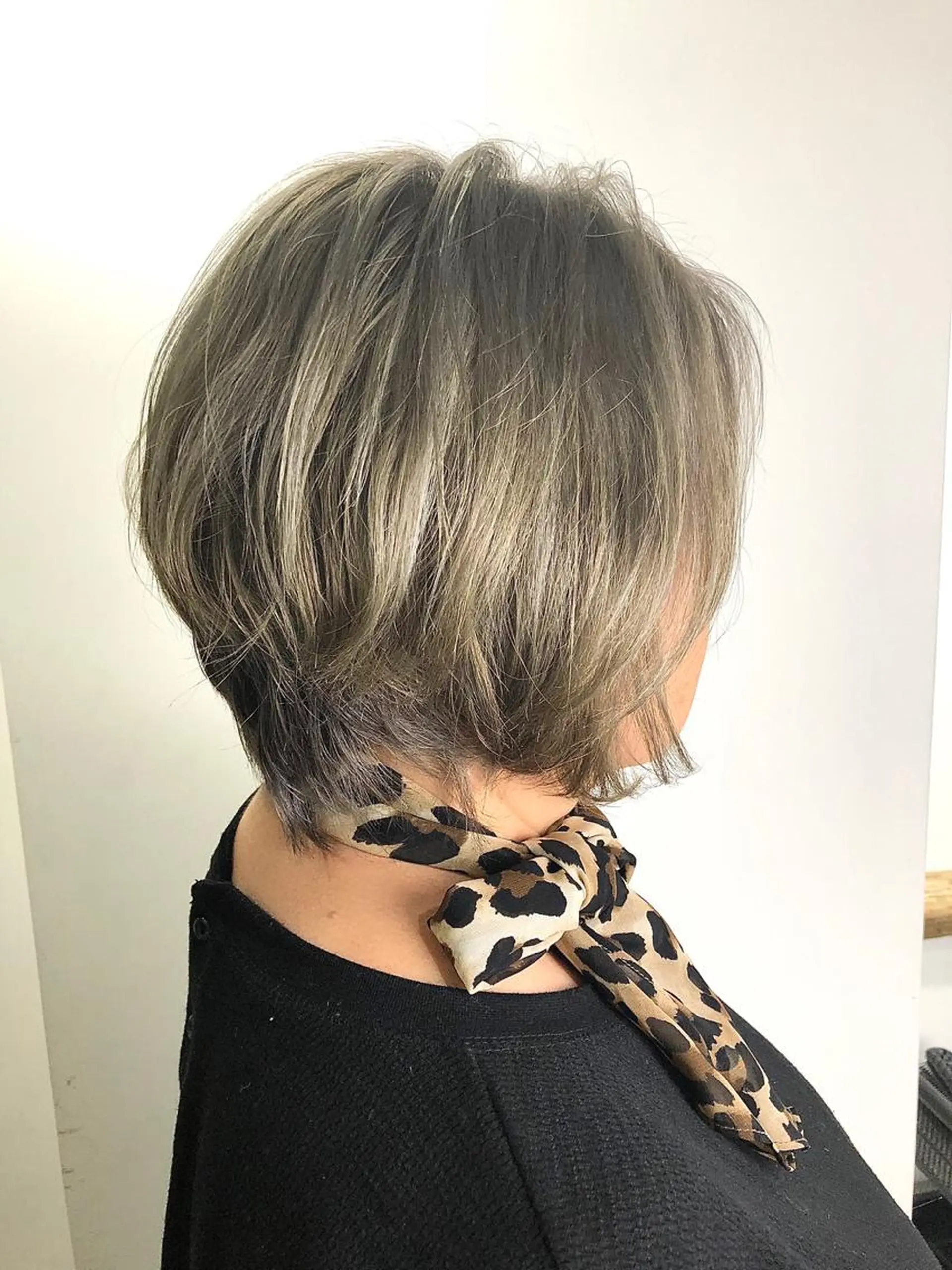 ショート 白髪ぼかしハイライト バレイヤージュヤマトのヘアスタイル