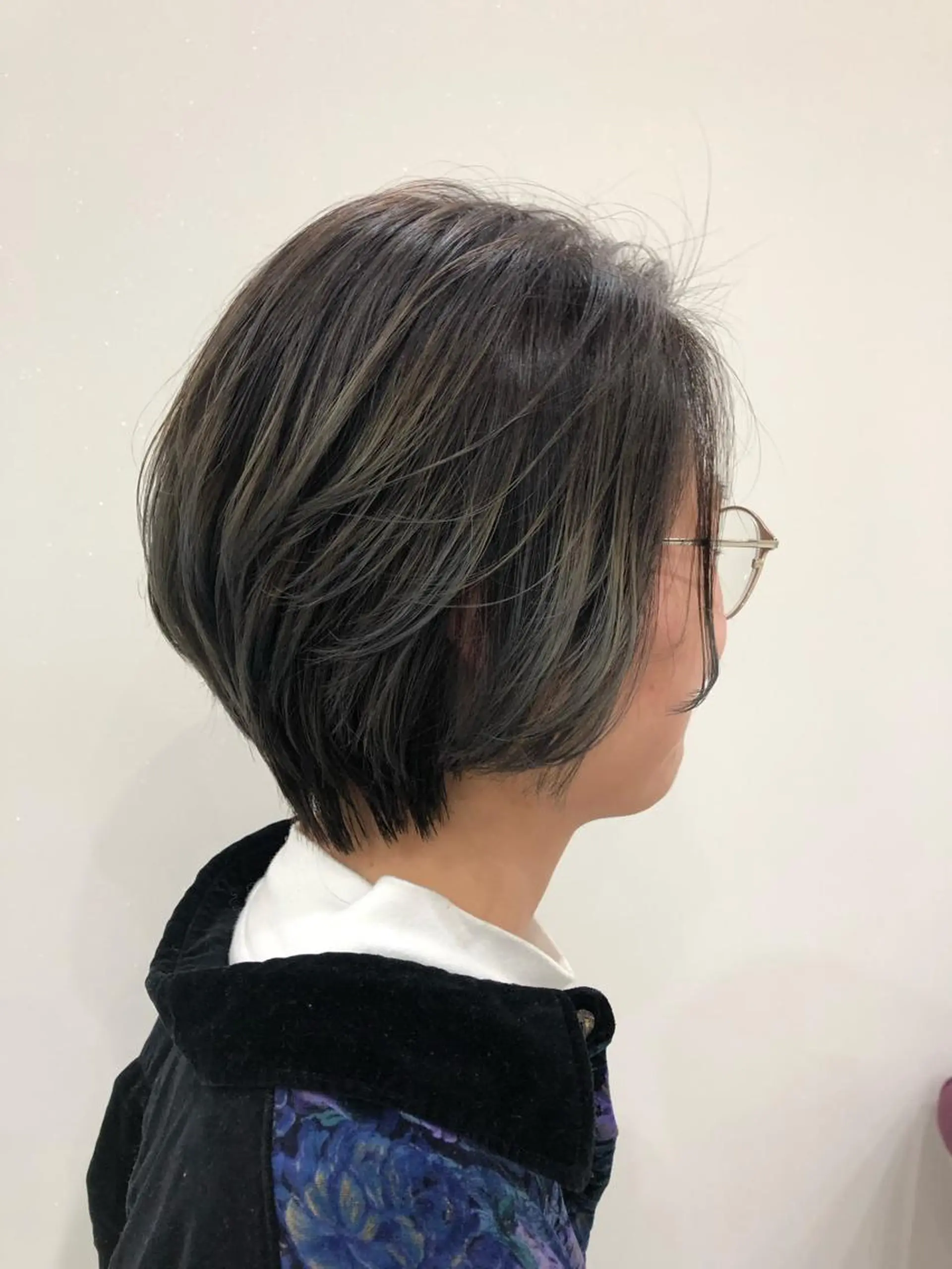 ショート カラー ハンサムショート ブリーチ ダークグレー ショートヘア 秋野 睦実のヘアスタイル