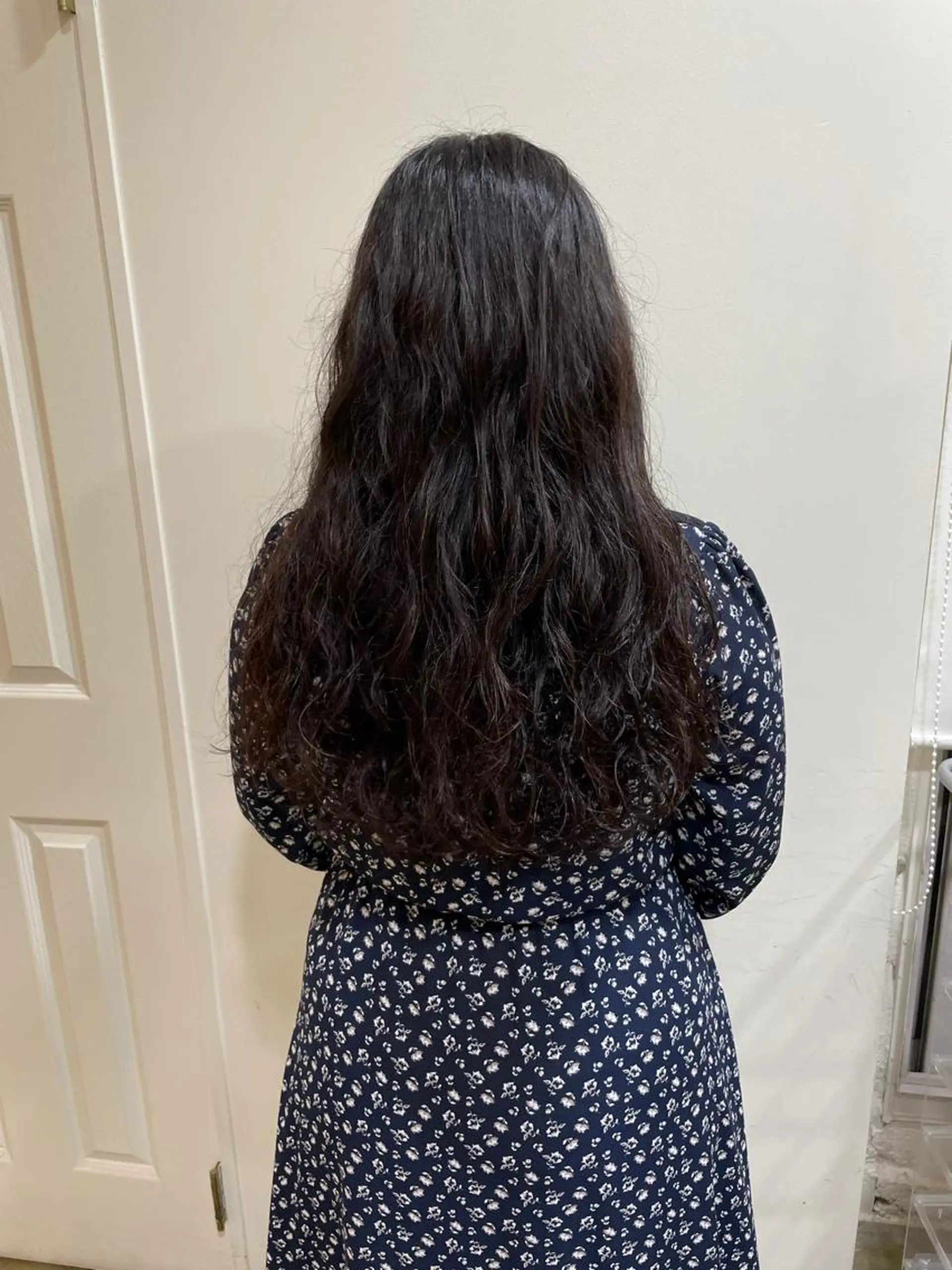 ロング パーマ ロング カット ヘアカラー パーマ トリートメント MIOベージュカラー 柔らかいカラーのヘアスタイル