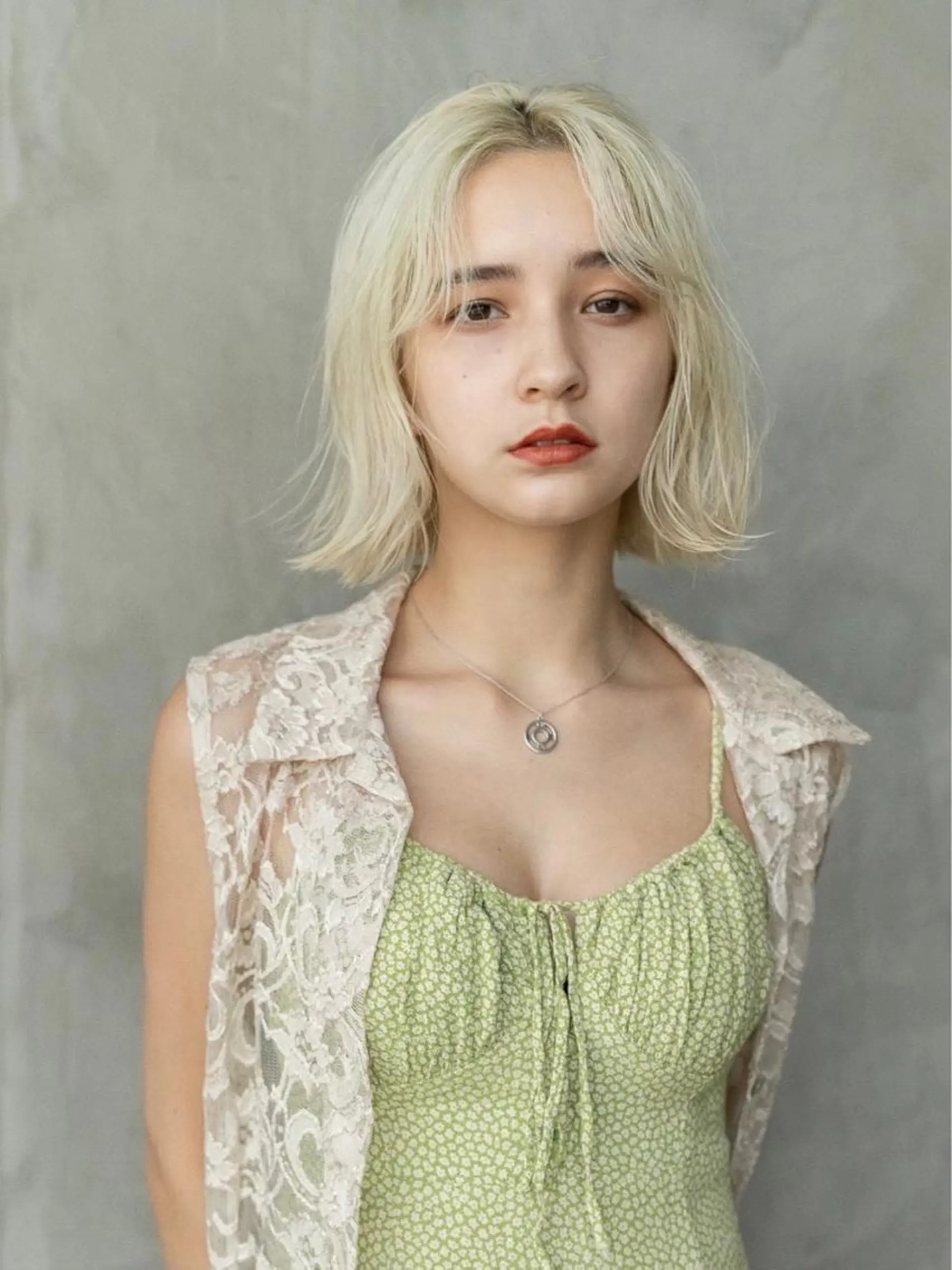 ミディアム カラー ヘアアレンジ ブリーチ 抜きっぱなしブロンド SNSで大バズり‼️ 欧米風ヘア大ヒット中のヘアスタイル