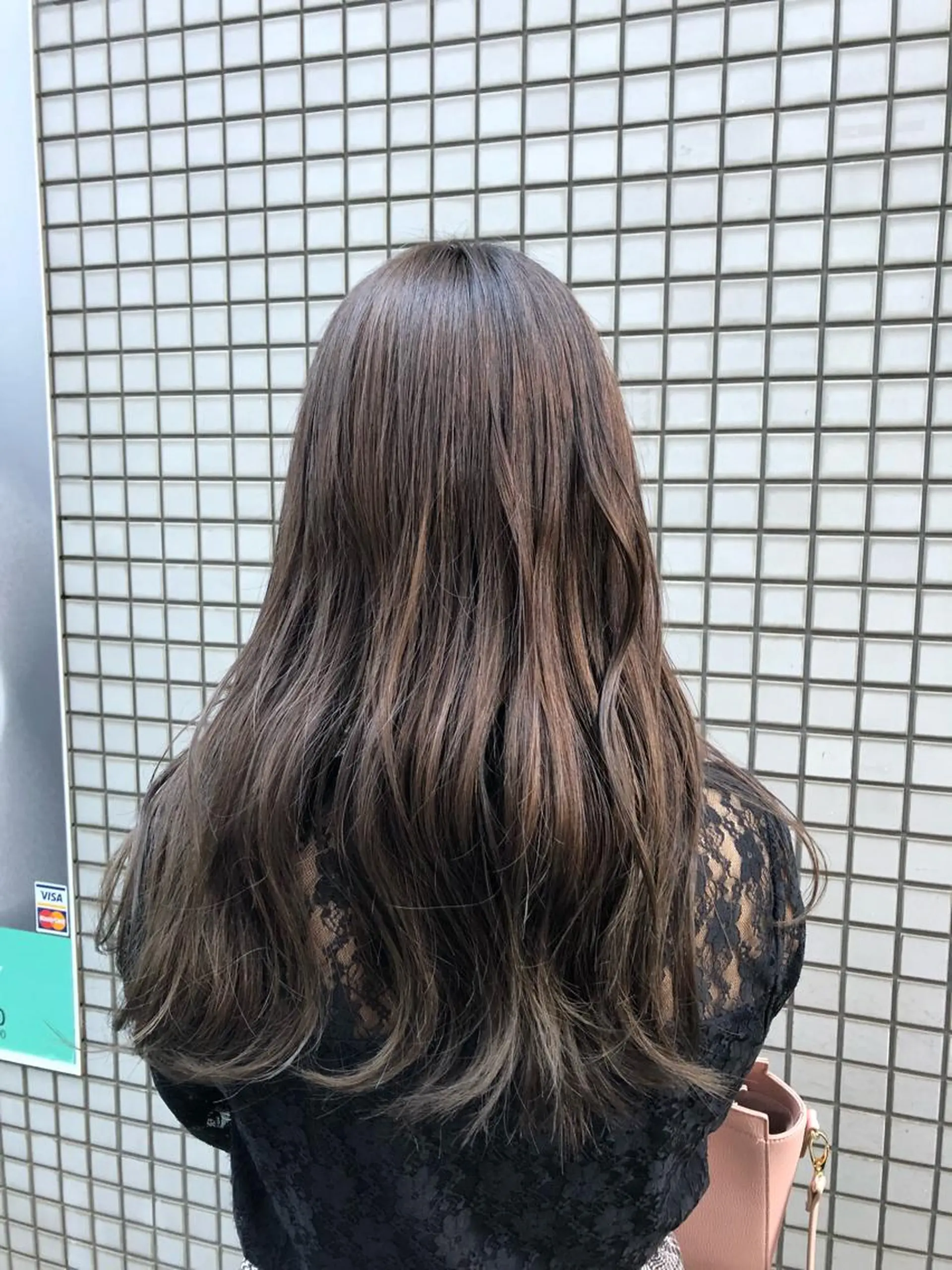 カラー ブリーチ 伊東 彩花のヘアスタイル