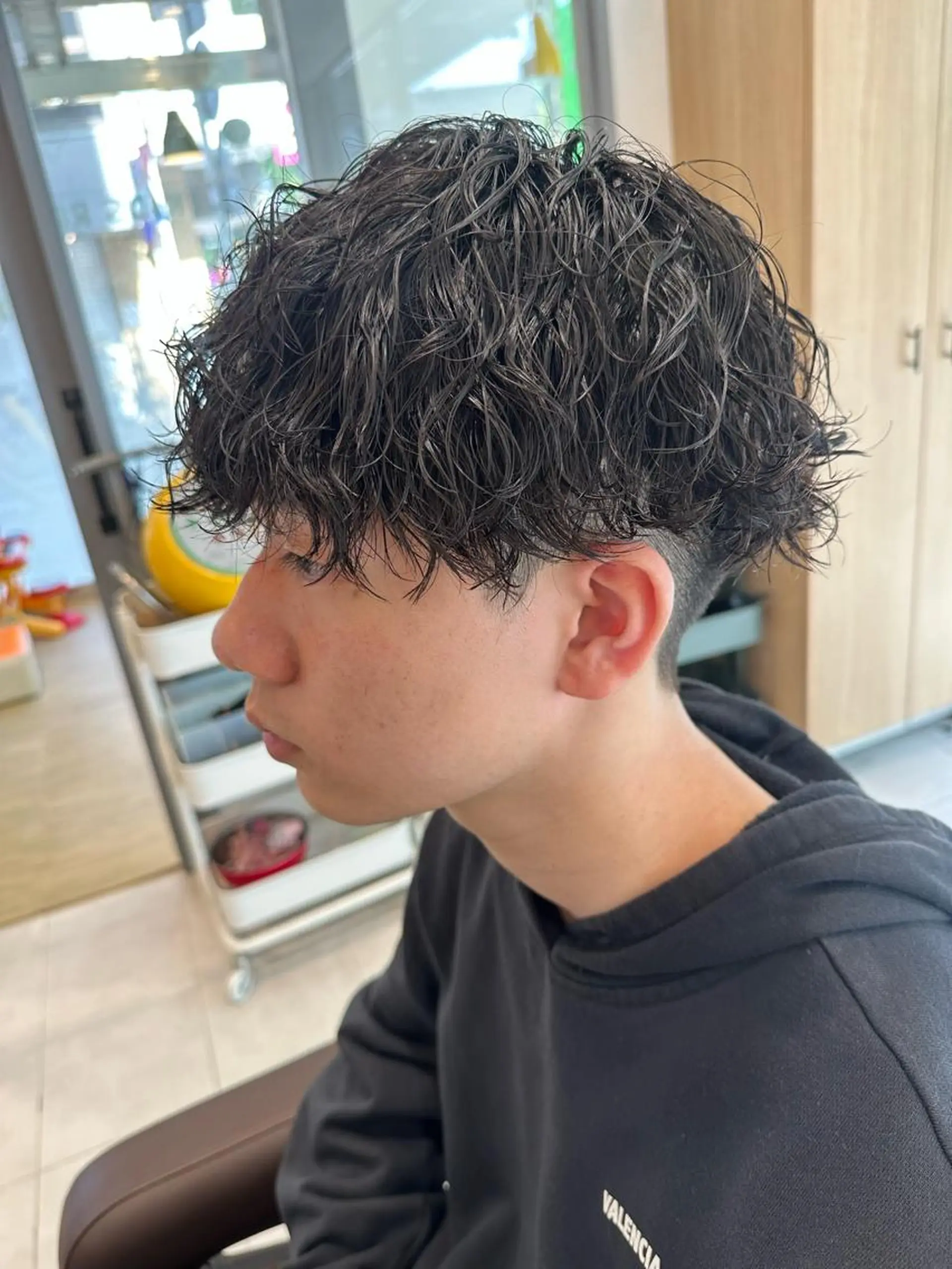 ミディアム パーマ メンズ ミディアムパーマ フェードカット メンズパーマ ツイストスパイラルパーマ 刈り上げ 💈メンズ特化 美容師サキ💈のヘアスタイル