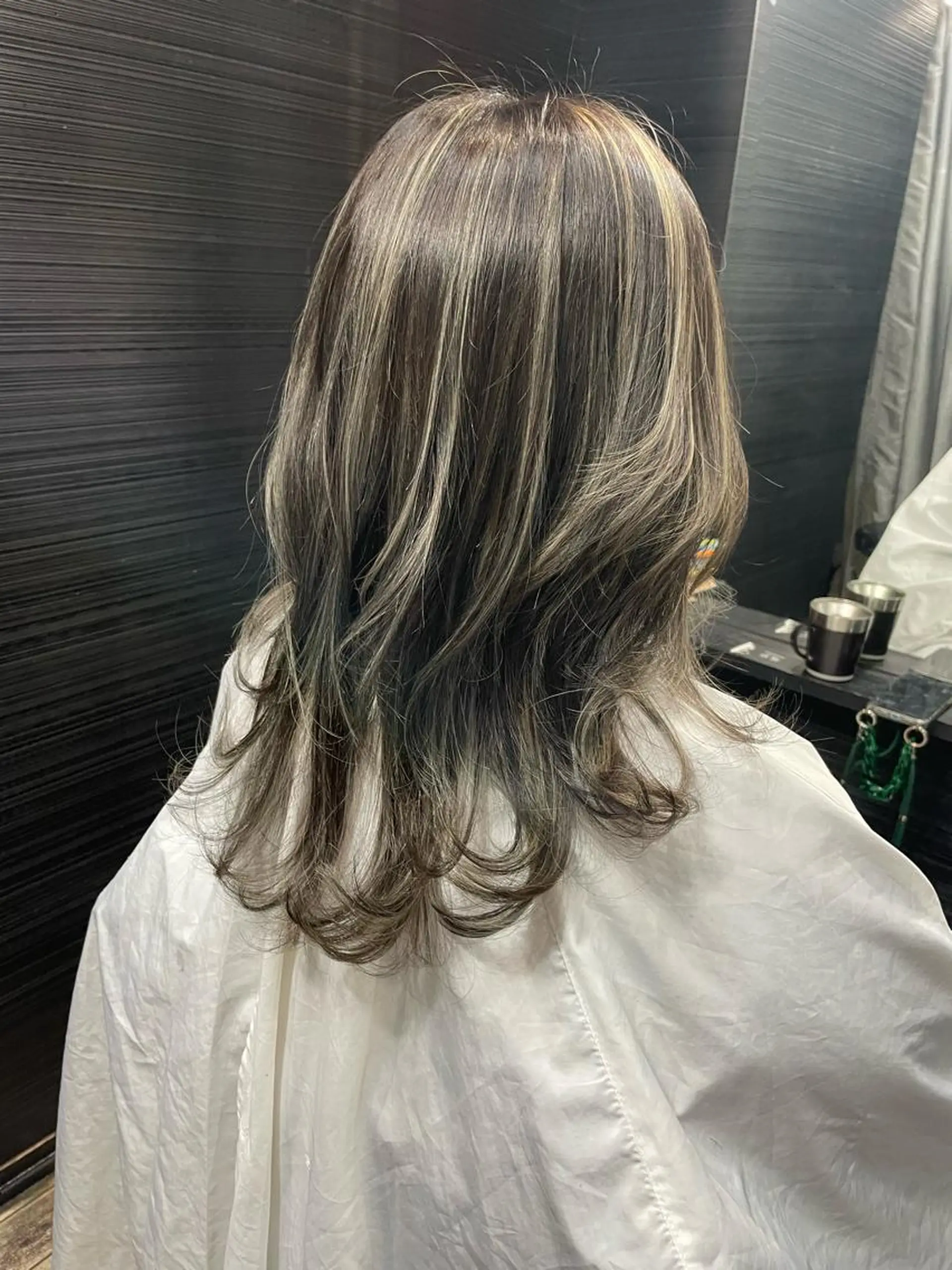 セミロング ハイライト レイヤーカット カット ヘアカラー トリートメント VERONIQUE所属・山本 雅由のヘアスタイル