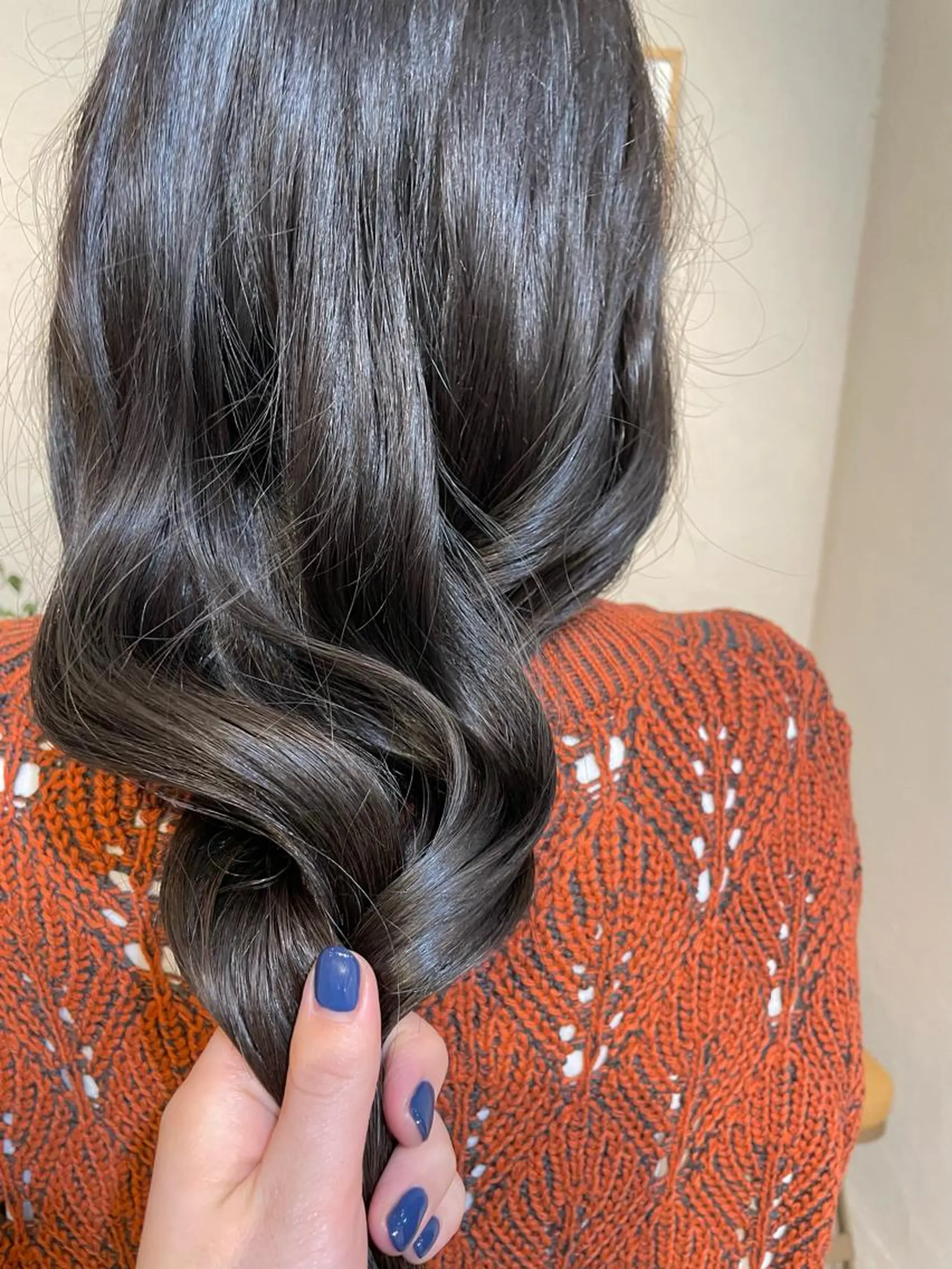 ロング カラー 透明感カラー Takanishi くすみベージュカラーのヘアスタイル