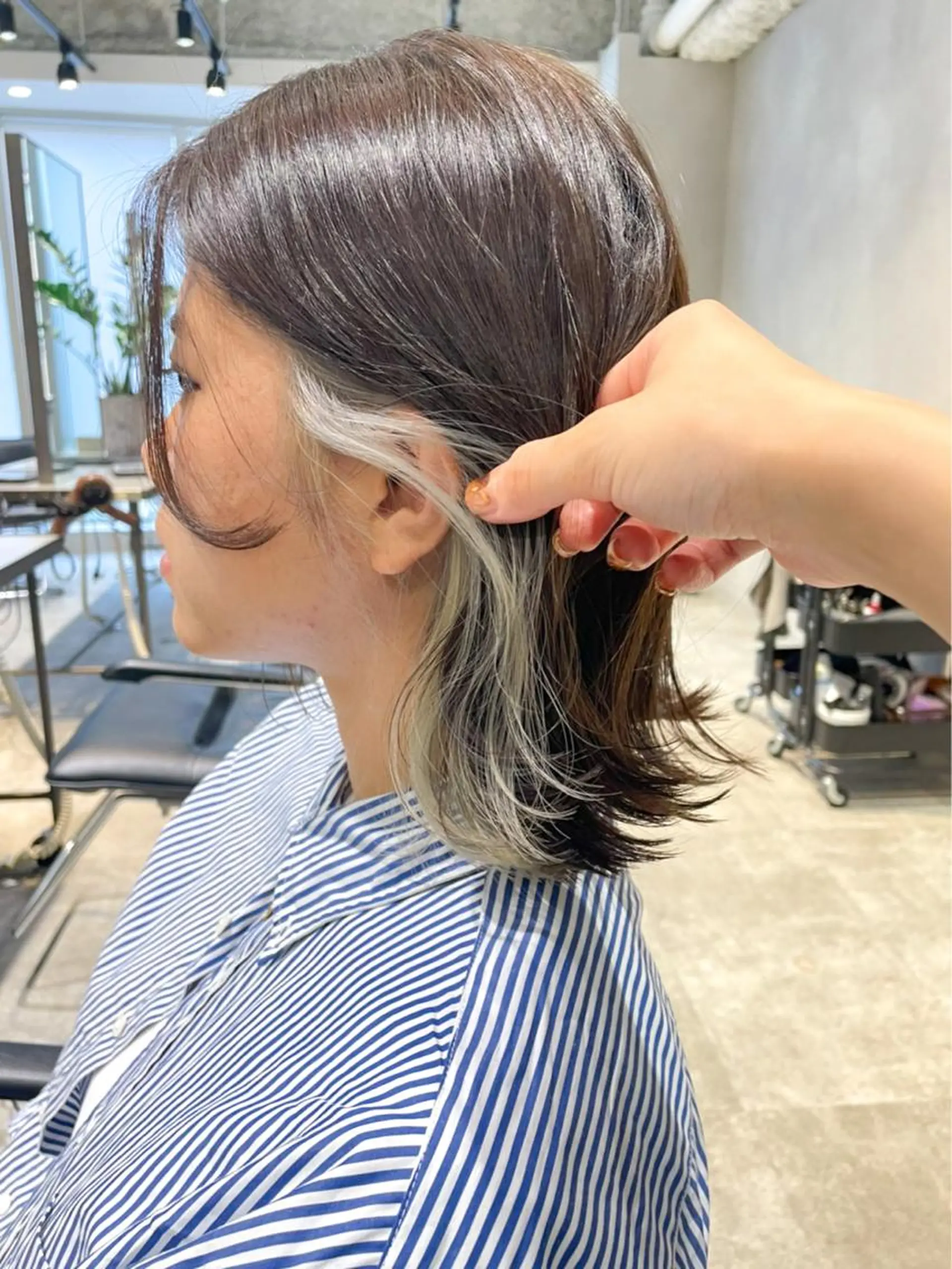 ミディアム カラー ヘアアレンジ ベージュカラー インナーカラー ホワイトベージュ カット ヘアカラー #ブリーチカラー Akihoのヘアスタイル