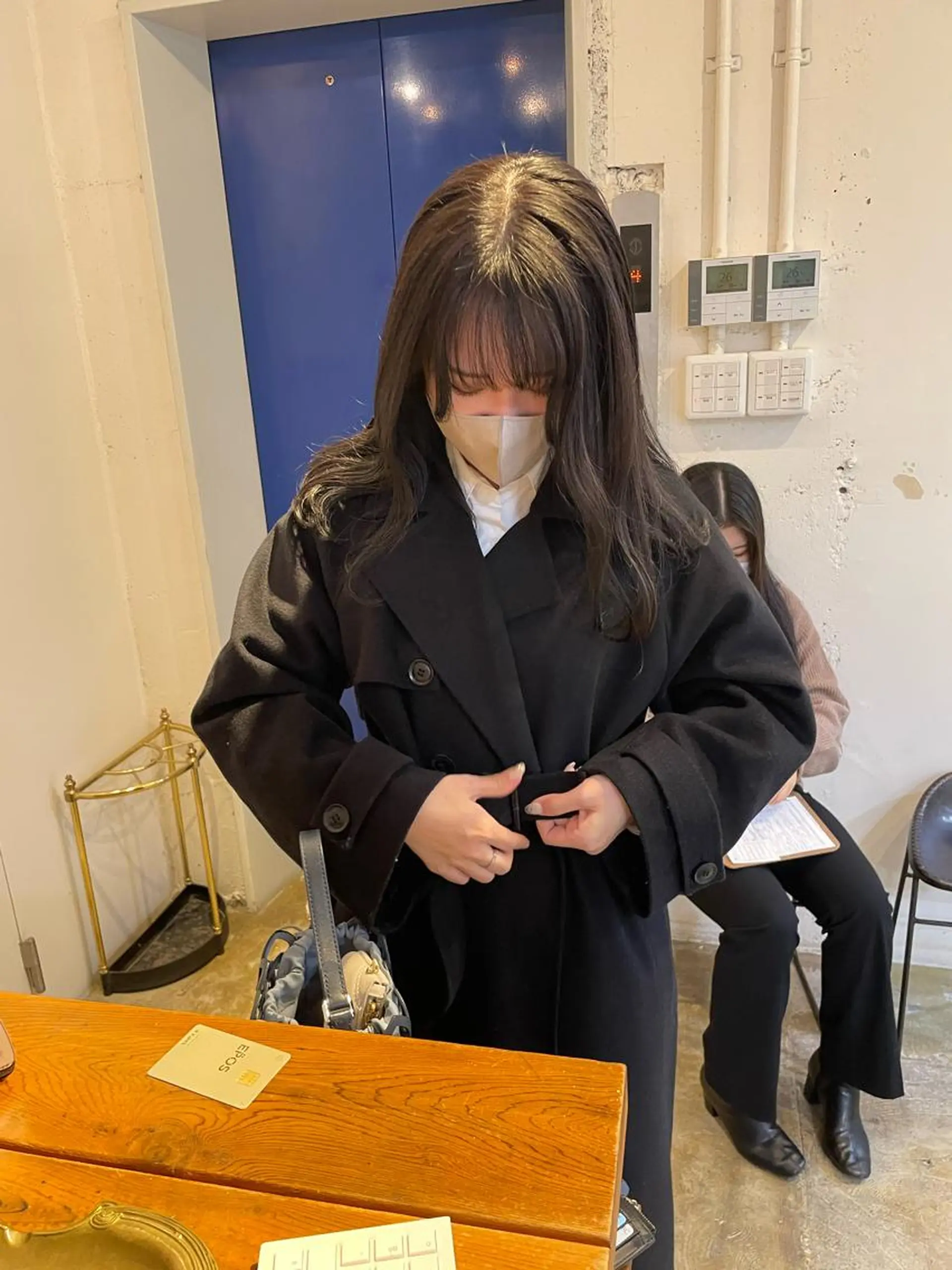 ロング カラー 黒髪 ブルーカラー ブルーブラック カット ヘアカラー トリートメント MIOベージュカラー 柔らかいカラーのヘアスタイル