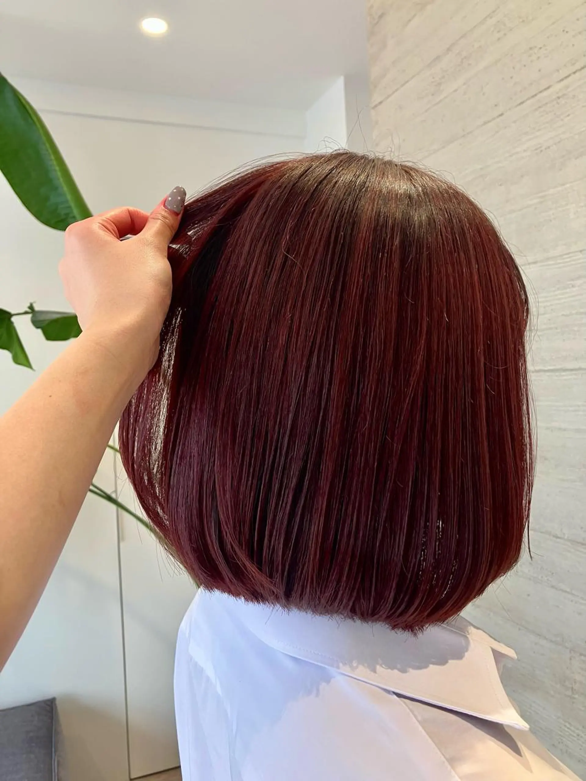 ミディアム カラー レッドカラー サキ🤍ハイトーン 🩰くびれ巻きヘアのヘアスタイル