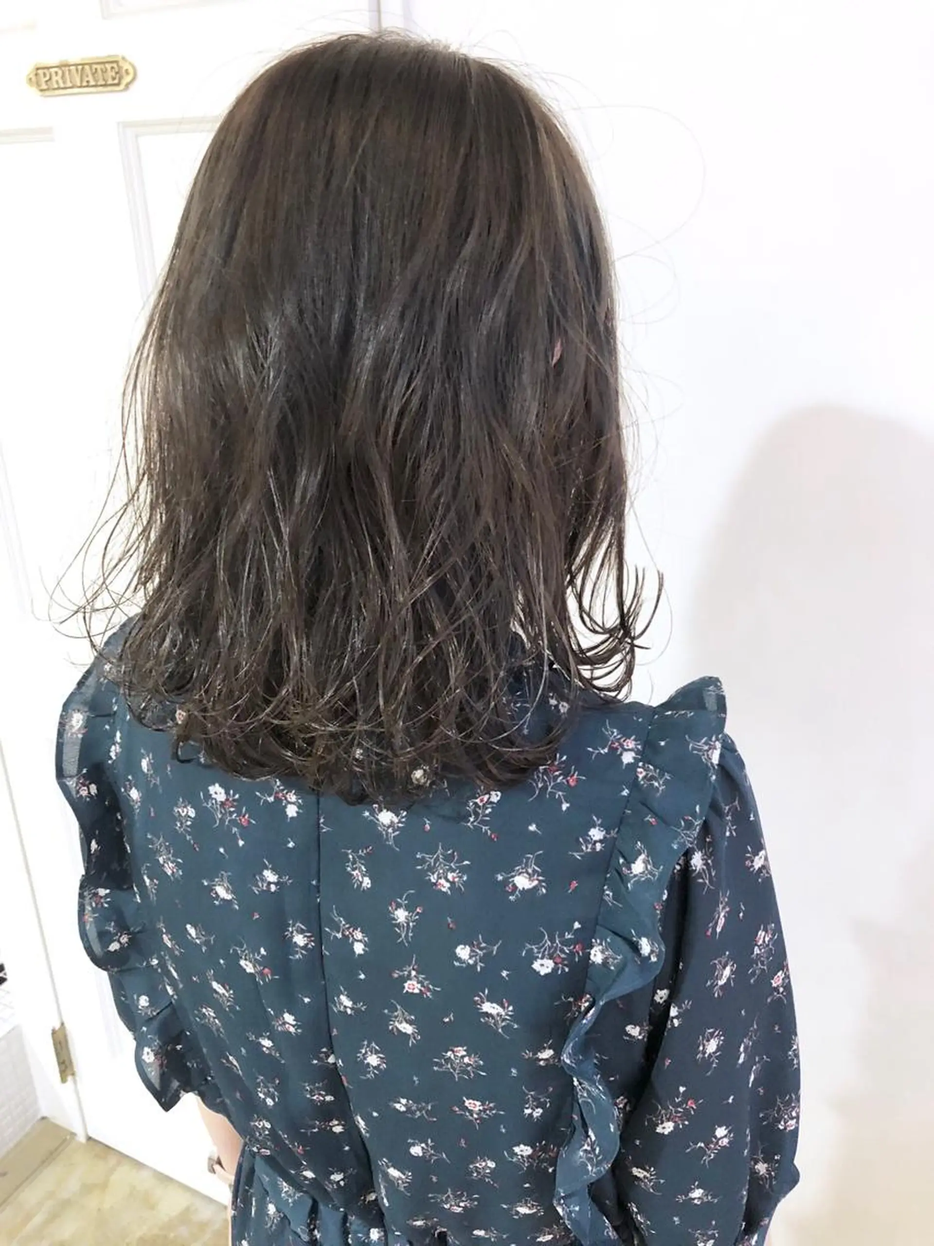 ミディアム カラー MIOベージュカラー 柔らかいカラーのヘアスタイル