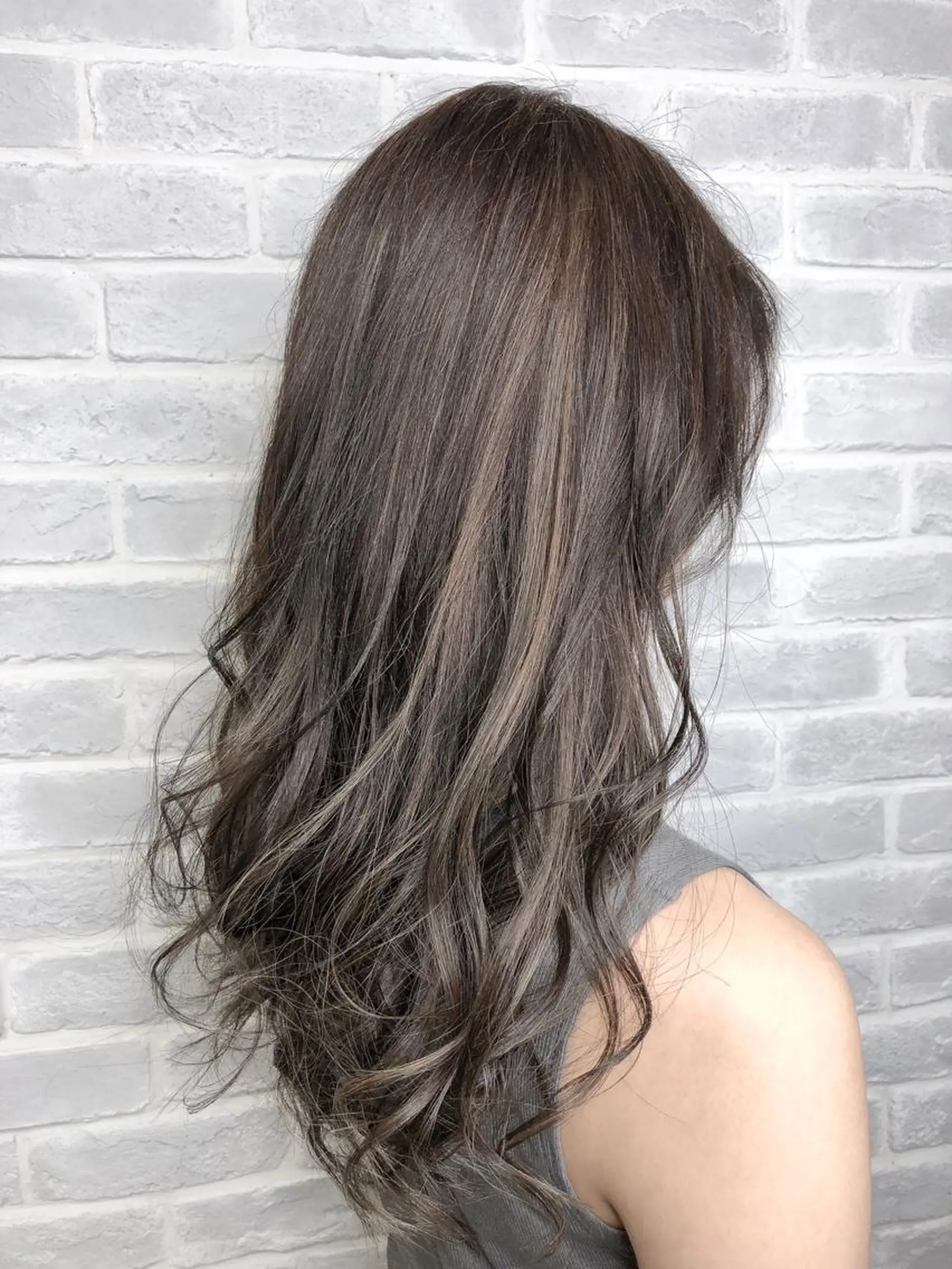 セミロング カラー シルバー 【透明感、艶髪】西村 有司のヘアスタイル