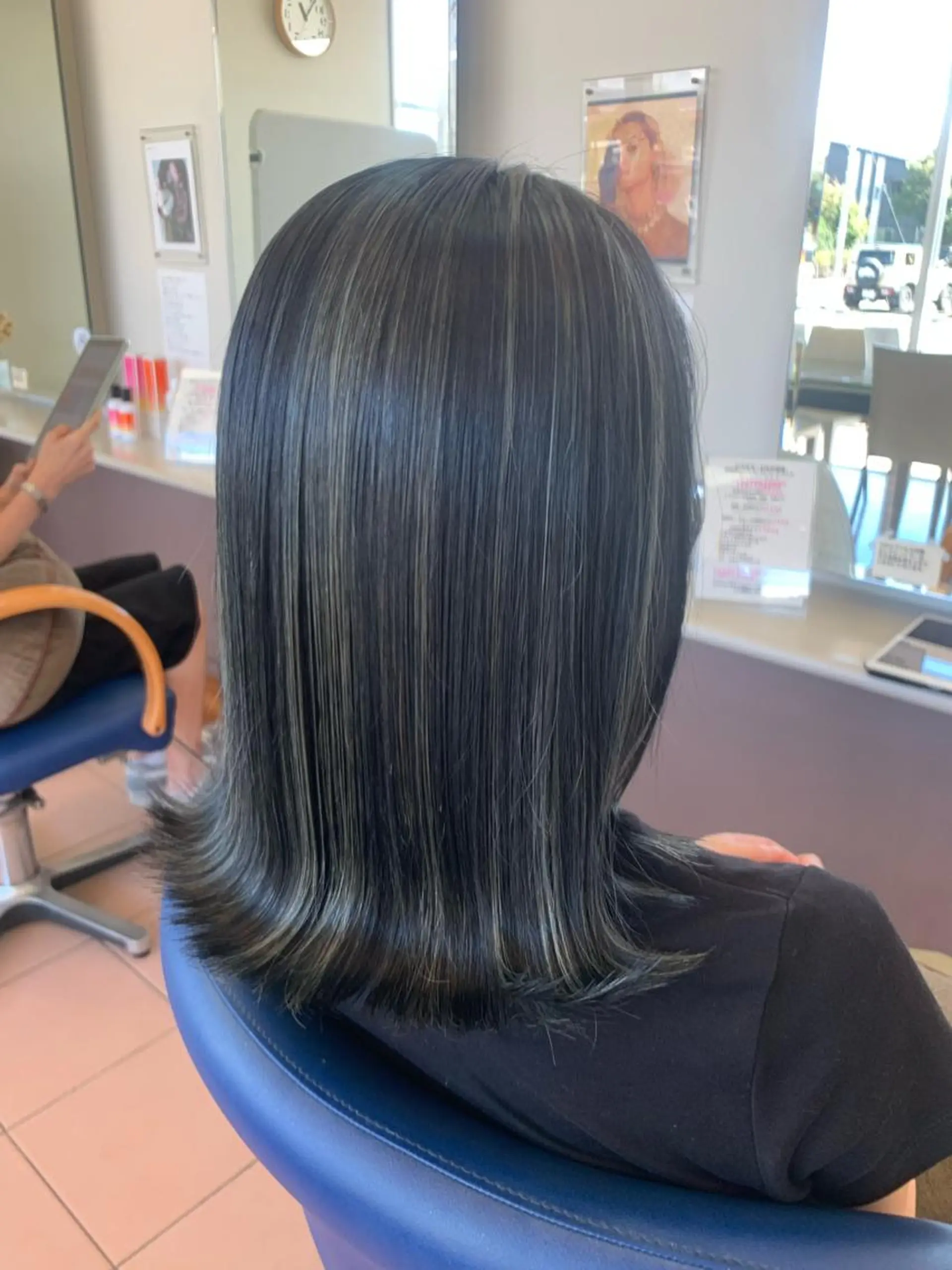 ミディアム カラー 小澤 志穂のヘアスタイル