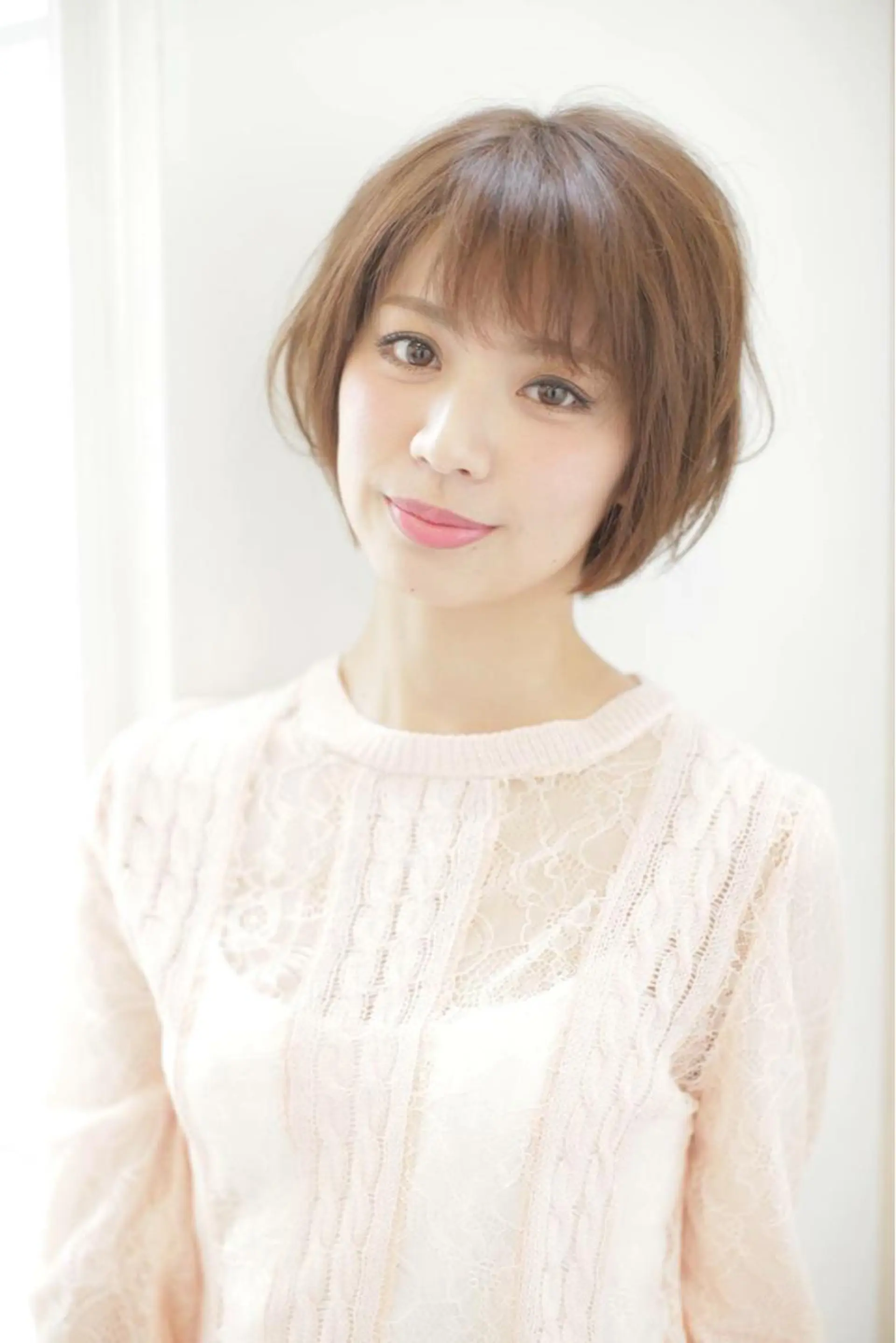 ショート カラー パーマ 黒髪 ボブ 斜めバング 似合わせカット ショートヘア エイト ウメダのヘアスタイル