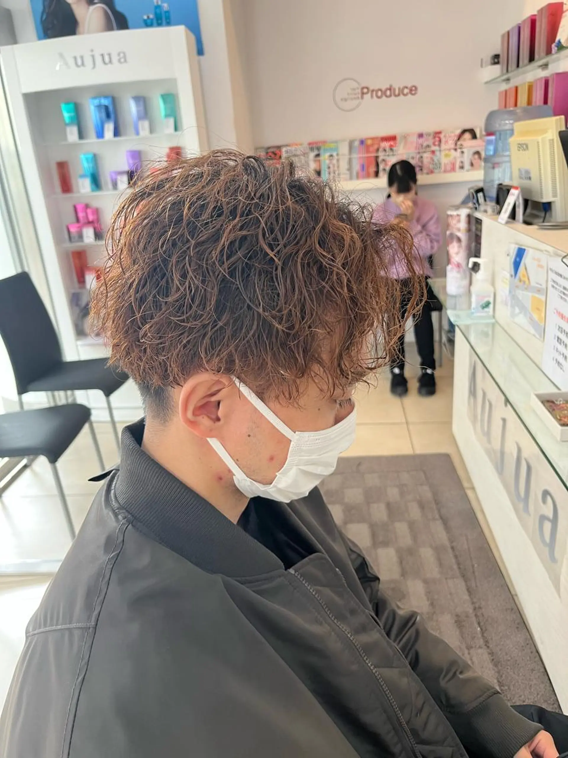 ショート パーマ メンズ センターパート メンズパーマ 波巻きパーマ ショートヘア スパイラルパーマ カット パーマ 韓国メンズヘア/ 毛流れヘア　須田龍世のヘアスタイル