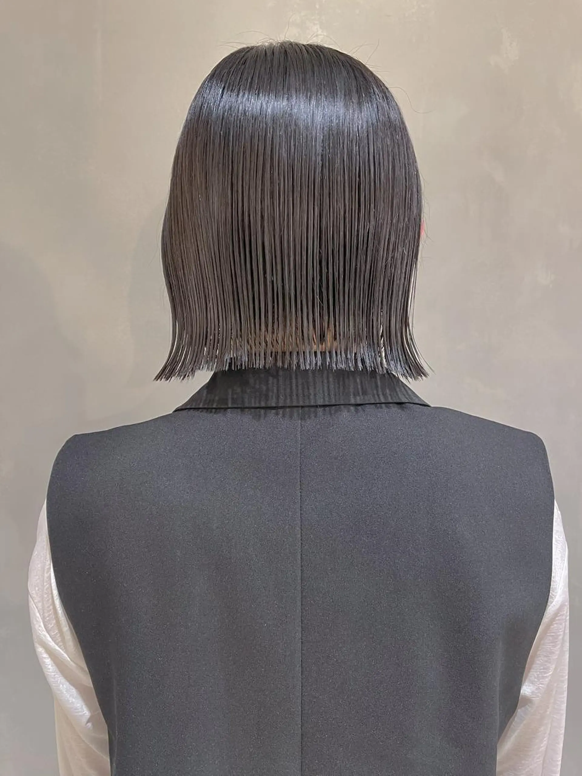 ミディアム カラー シルバー ボブ 外ハネヘア カット ヘアカラー トリートメント 川本 裕🌿のヘアスタイル