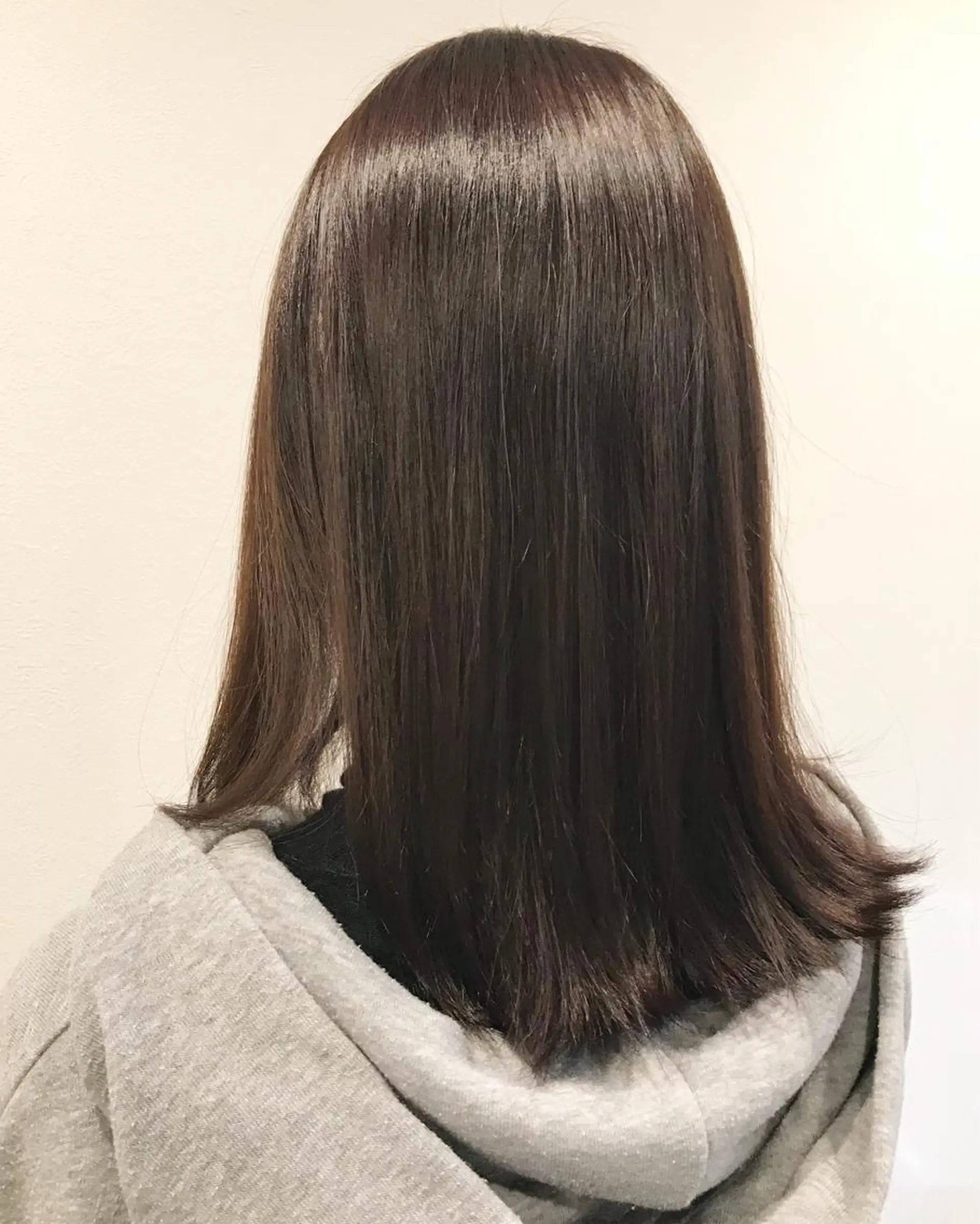 ミディアム カラー イルミナカラー 外ハネヘア エイト ウメダのヘアスタイル