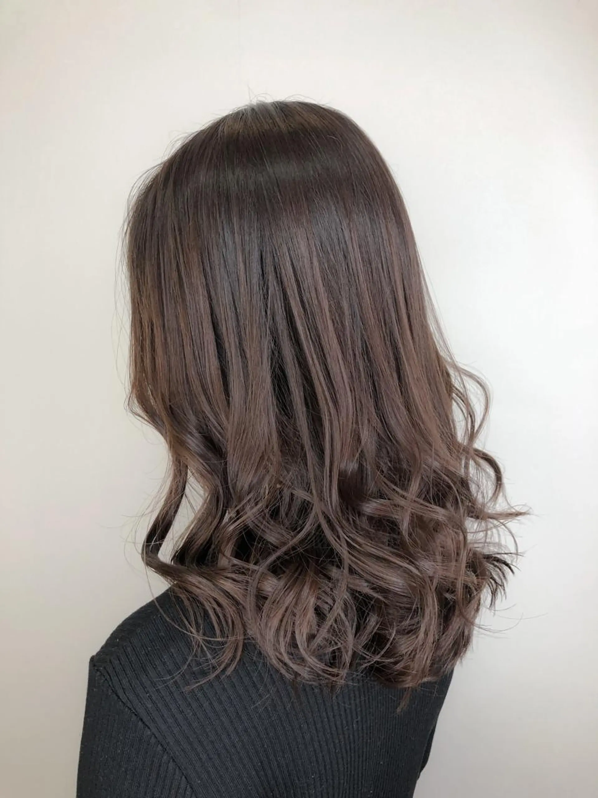 セミロング カラー グレージュ オリーブグレージュ オリーブグレー 【透明感、艶髪】西村 有司のヘアスタイル