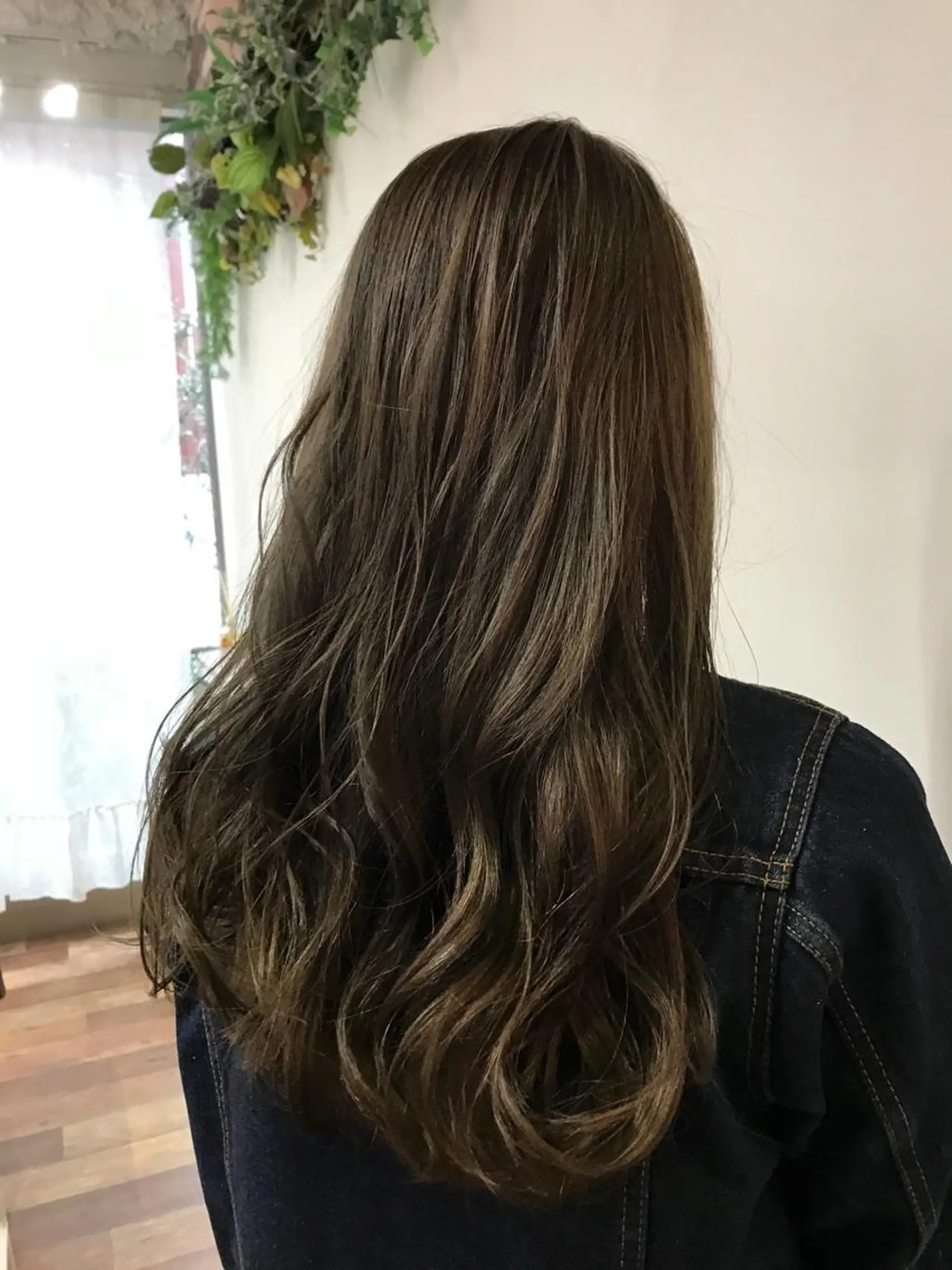 ロング カラー いけだ　ひかり ハイライトくびれヘアのヘアスタイル