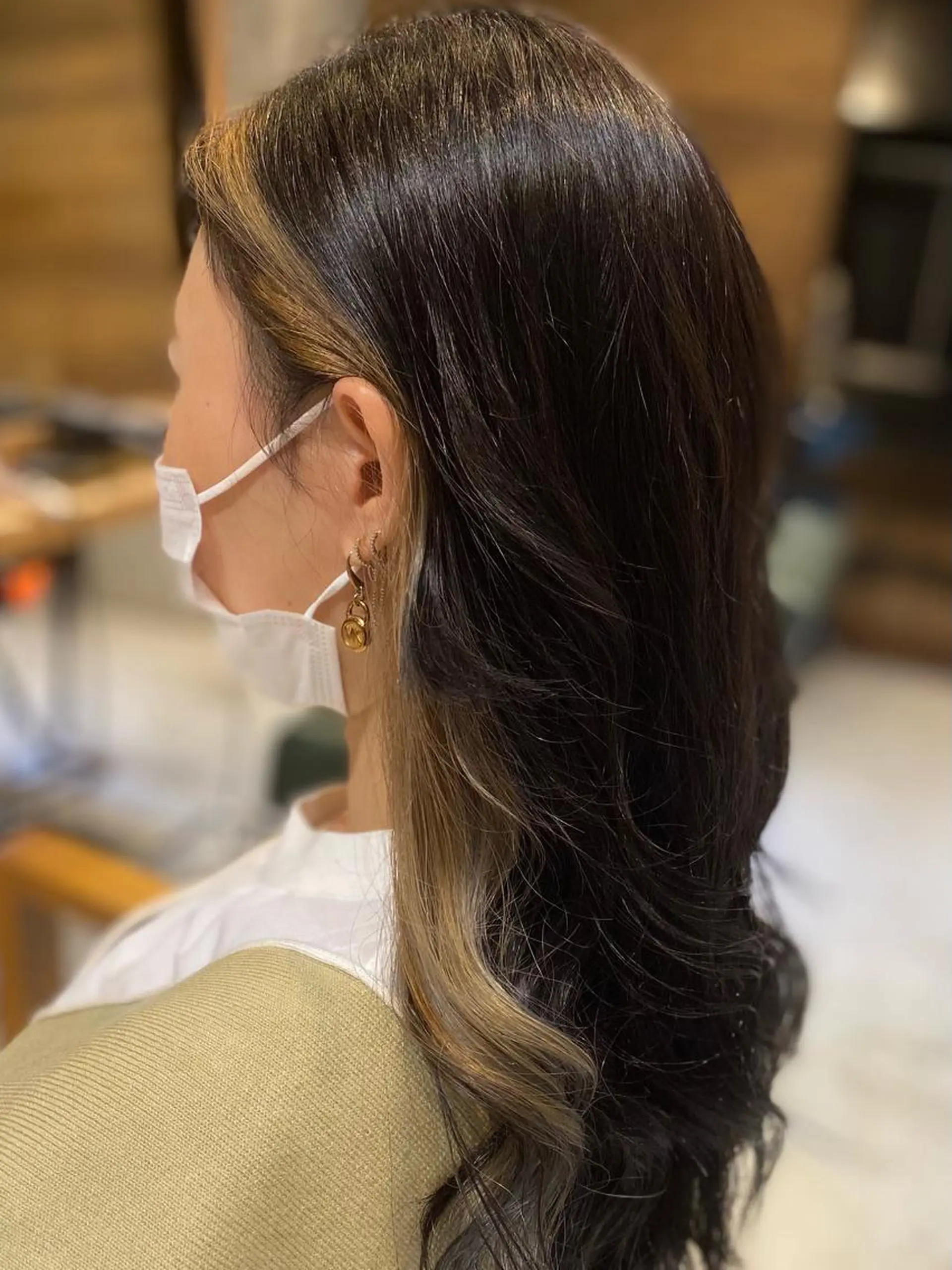 ロング カラー ブリーチ イヤリングカラー glowm店長 加藤翔太のヘアスタイル