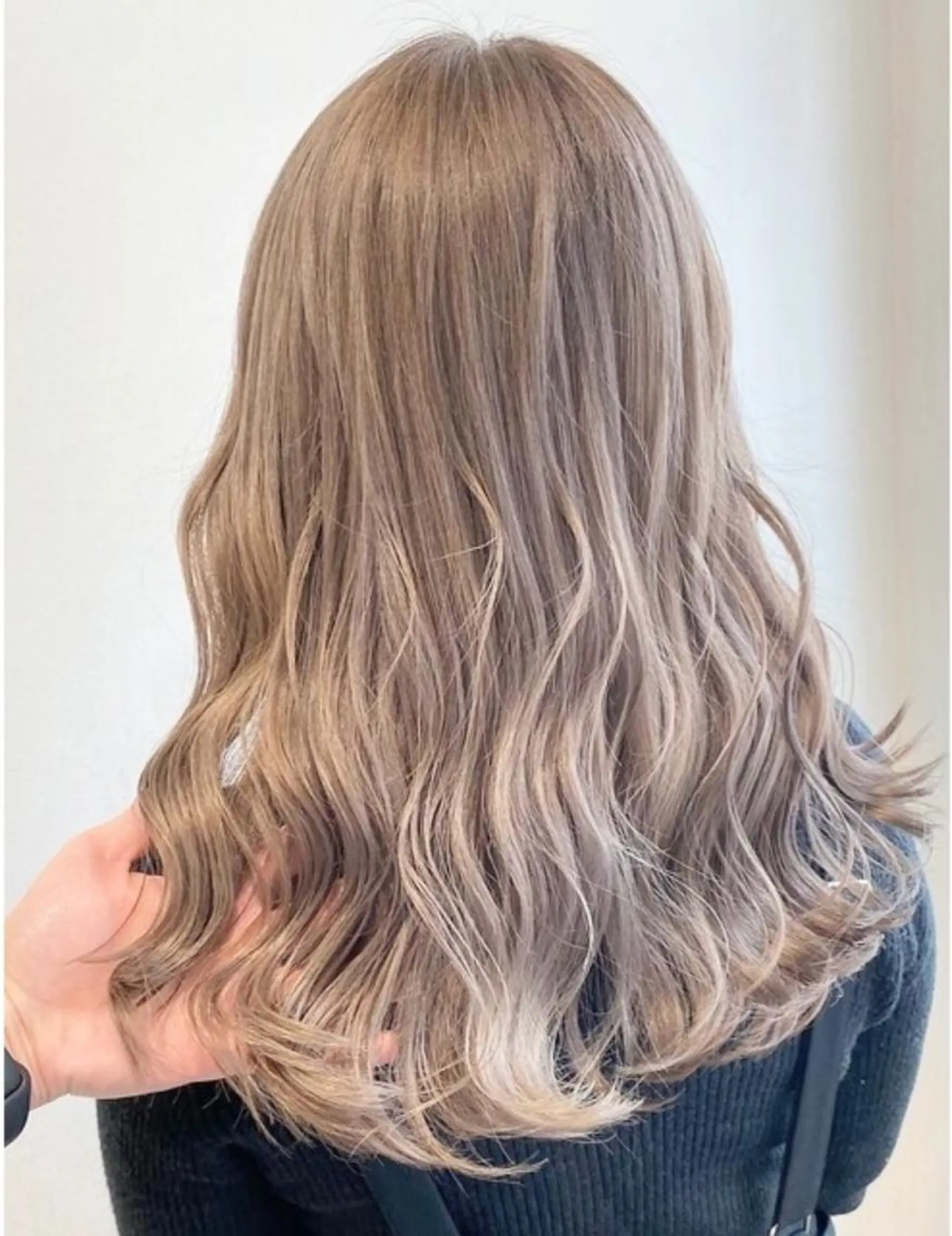 ロング カラー ベージュカラー ミルクティーベージュ ホワイトミルクティーベージュ ケアブリーチ 黒瀬有汰のヘアスタイル