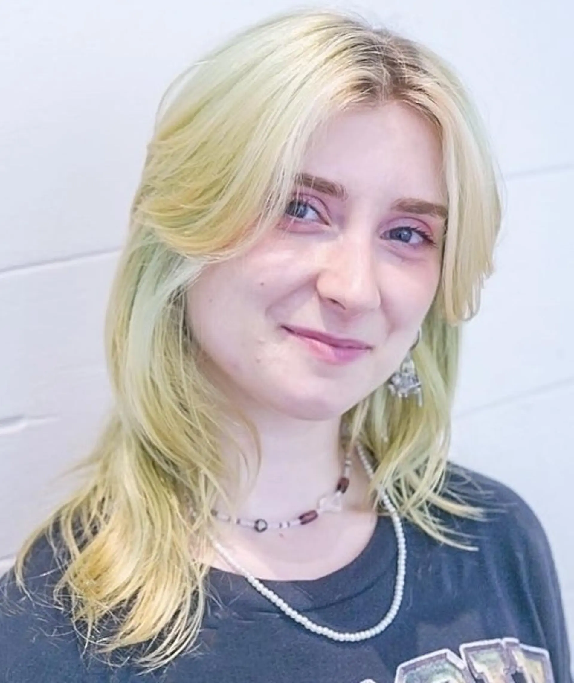 ミディアム 顔周りカット レイヤーカット カット トリートメント 安藤悠里/ハイトーン /デザインカラーのヘアスタイル