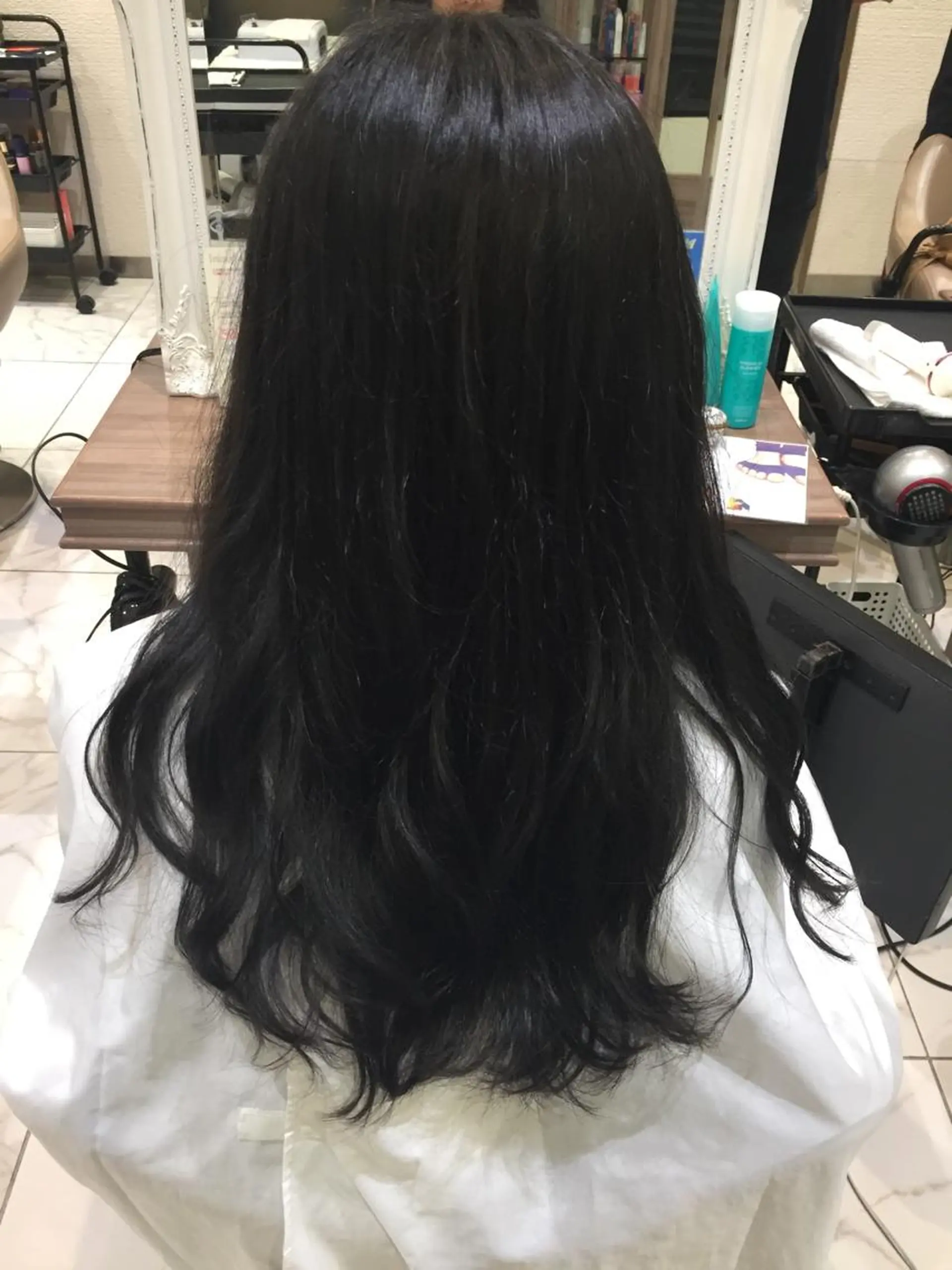 ロング カラー ブルーカラー 透明感カラー シルバー 赤阪 優奈のヘアスタイル