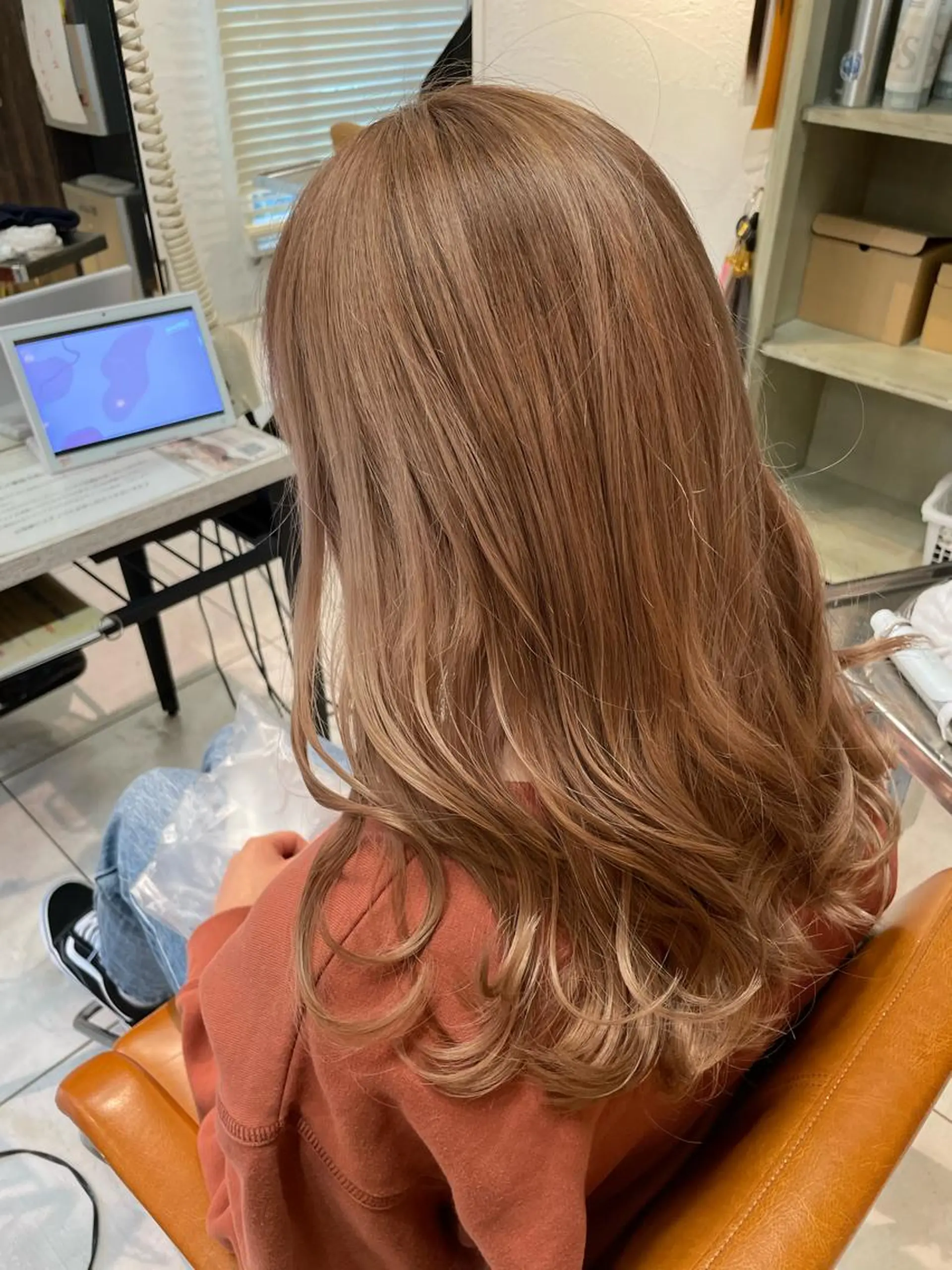 ロング カラー ベージュカラー イルミナカラー ミルクティーベージュ カット ブリーチ特化 ハイトーンRYOYAのヘアスタイル