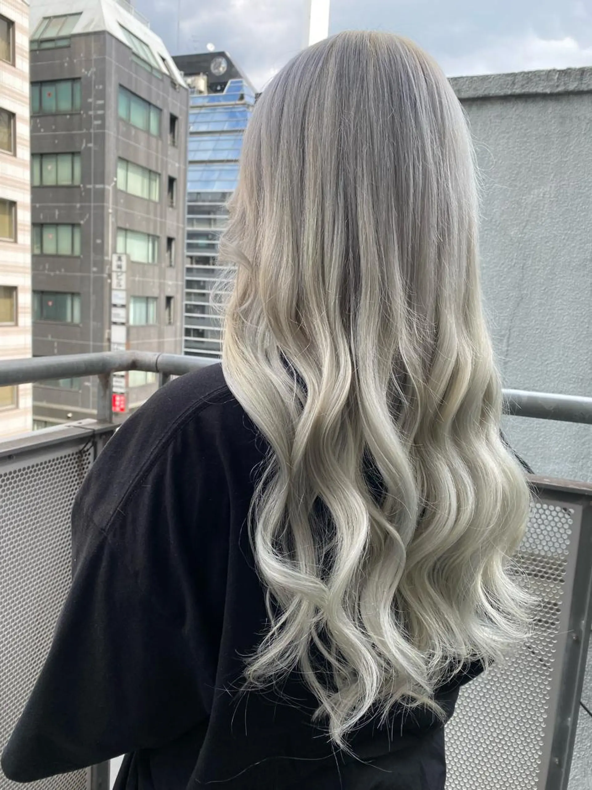 セミロング カラー ヘアアレンジ ショートボブ 編み込みエクステ シールエクステ セミロングパーマ バレイヤージュ LAVENDIA 初音のヘアスタイル