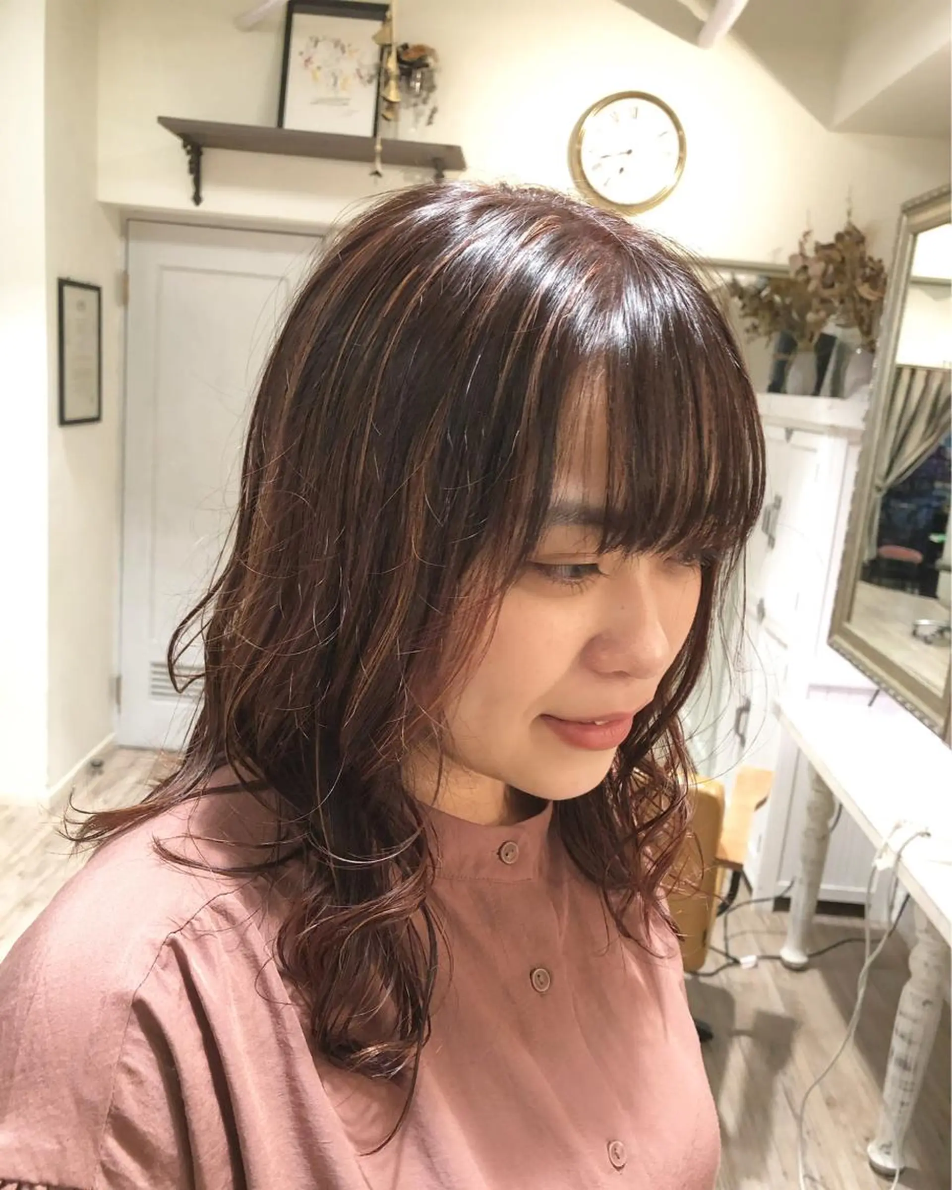セミロング カラー ハイライトカラー ピンクカラー ハイライト フラミューム関内店所属・角地山 京子のヘアスタイル