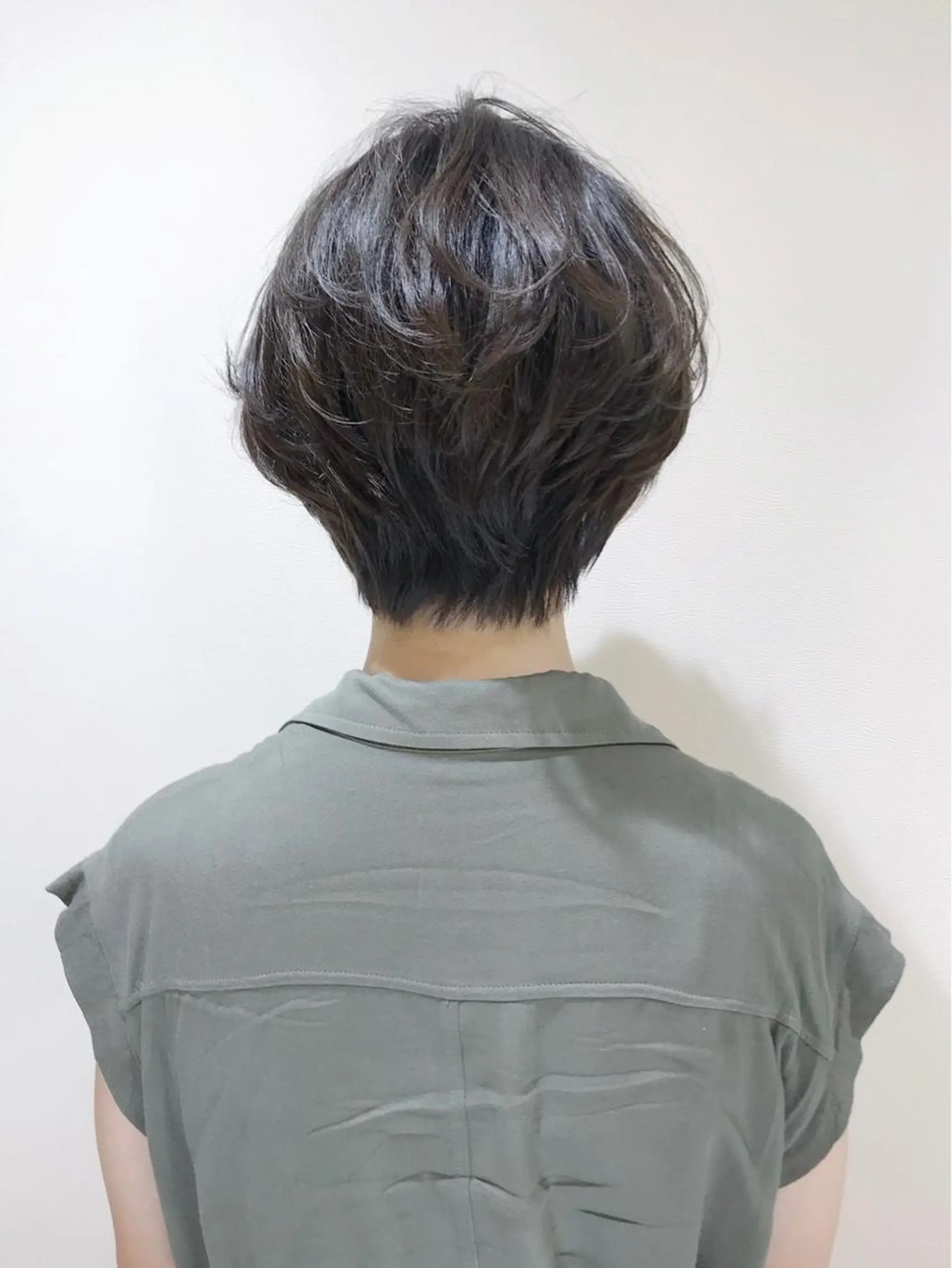 ショート カラー ショートボブ ブリーチ 透明感カラー ダークグレー ダークグレージュ カット ヘアカラー ボブ・レイヤーカット 吉敷航一のヘアスタイル