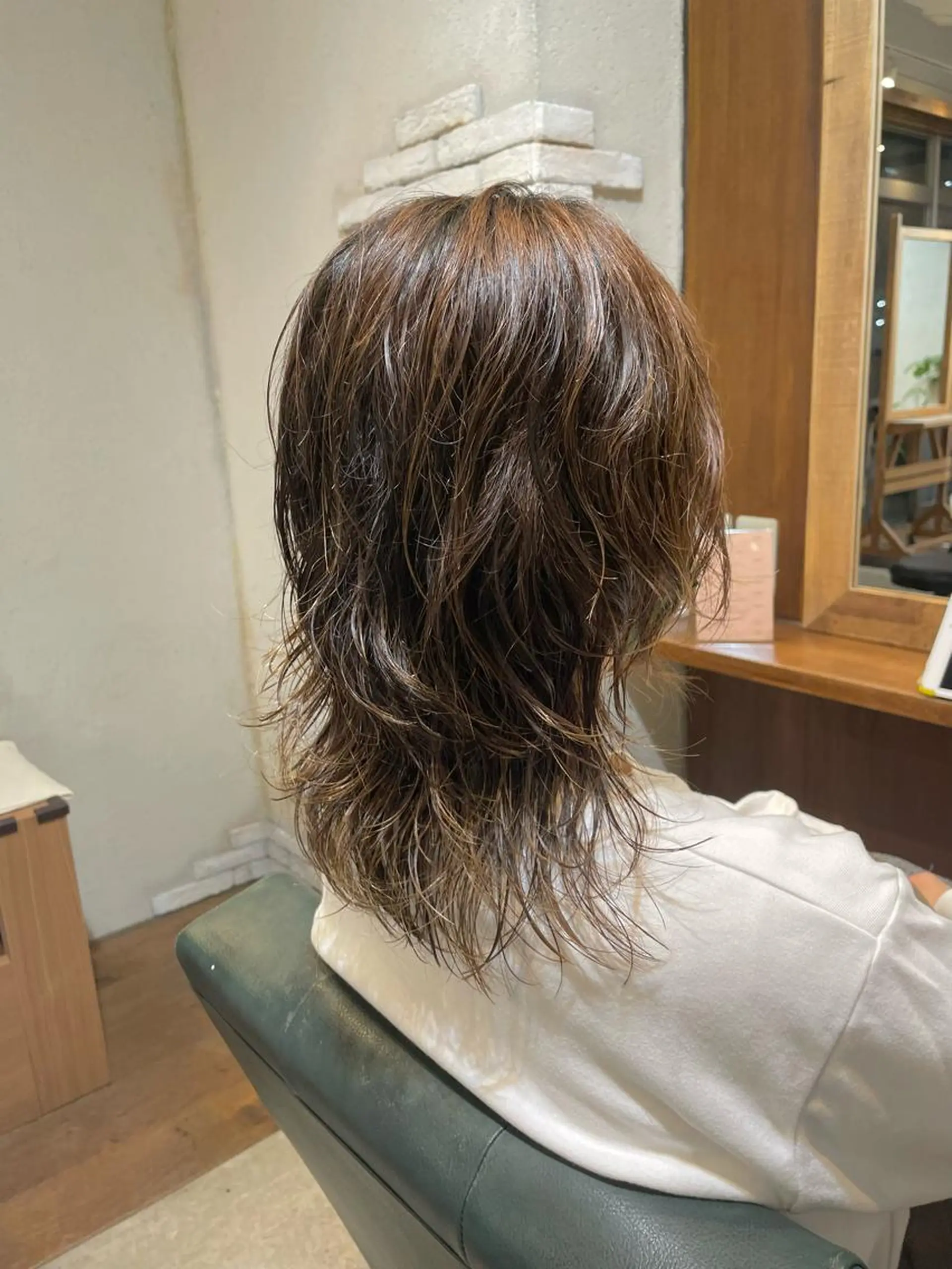 セミロング パーマ セミロングパーマ レイヤーカット ウルフカット Takanishi くすみベージュカラーのヘアスタイル