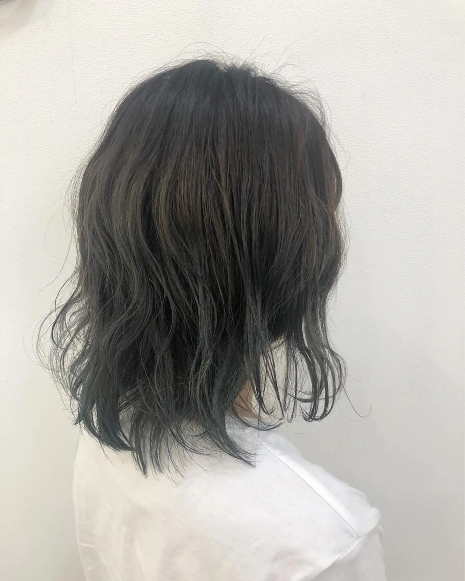 ミディアム カラー アッシュ ブリーチ ブルーカラー ブルーグレー ブルーグレージュ 内田温子大人女性 ハイライト、ボブのヘアスタイル